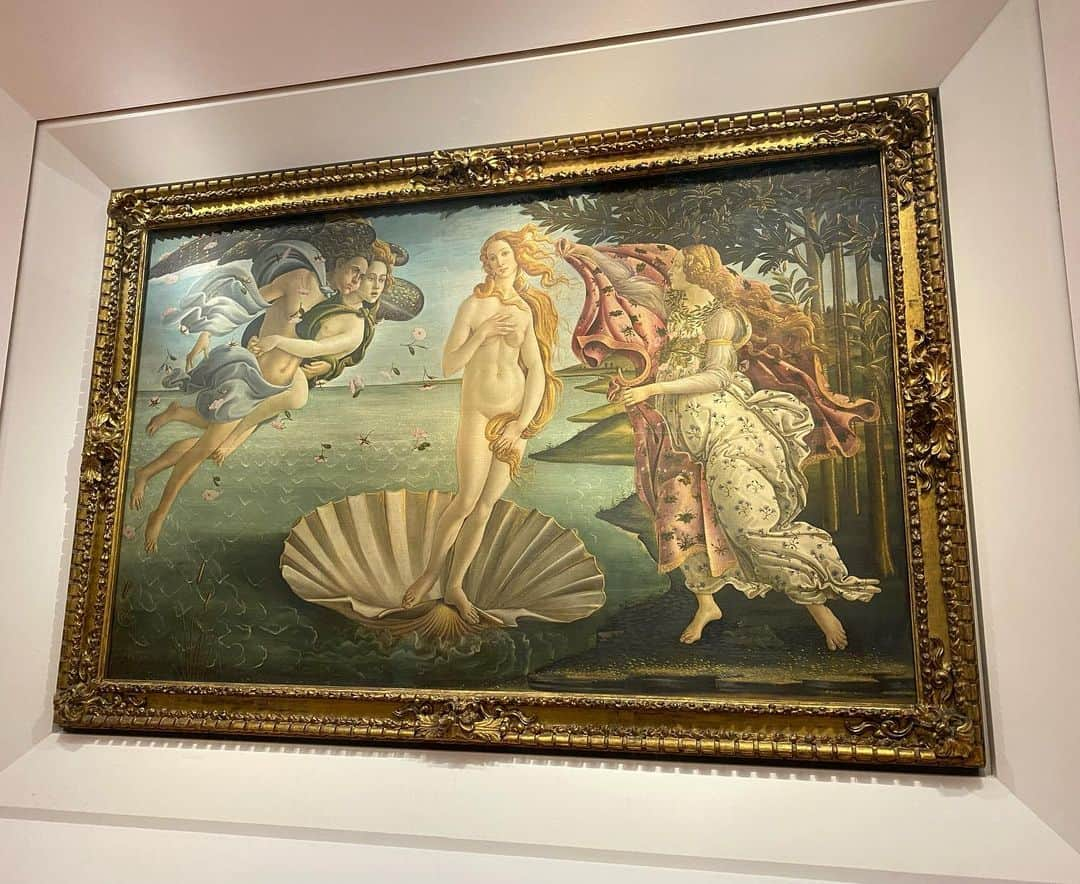 山賀琴子さんのインスタグラム写真 - (山賀琴子Instagram)「📍 Galleria degli Uffizi  美術の知識はほぼないので、 毎回オーディオガイドを握りしめている、琴子です。  ルネサンス期の絵画の宝庫！ メディチ家の美術コレクションが 収蔵されているウフィツィ美術館へ！  ボッティチェリ 「ヴィーナス誕生」の素晴らしさはもちろん、 「春(プリマヴェーラ)」が個人的には好きだった💐  画面下には200種類もの花が描かれているとか！ 近くでよくよく見ると、本当に色々なお花が描かれている…！  絵画のストーリーを知ることで より鑑賞が面白くなるなぁと実感しながら、 気がつけば4時間が経っていた！  その後の予定もあったので切り上げたけどまた行きたい。 次はもっとゆっくり、丁寧に見たい！  ということで またフィレンツェに来ることが決定しました😉  あと、天井画も美しくて圧巻でした❣️  #uffizi」9月2日 22時48分 - kotokoyamaga