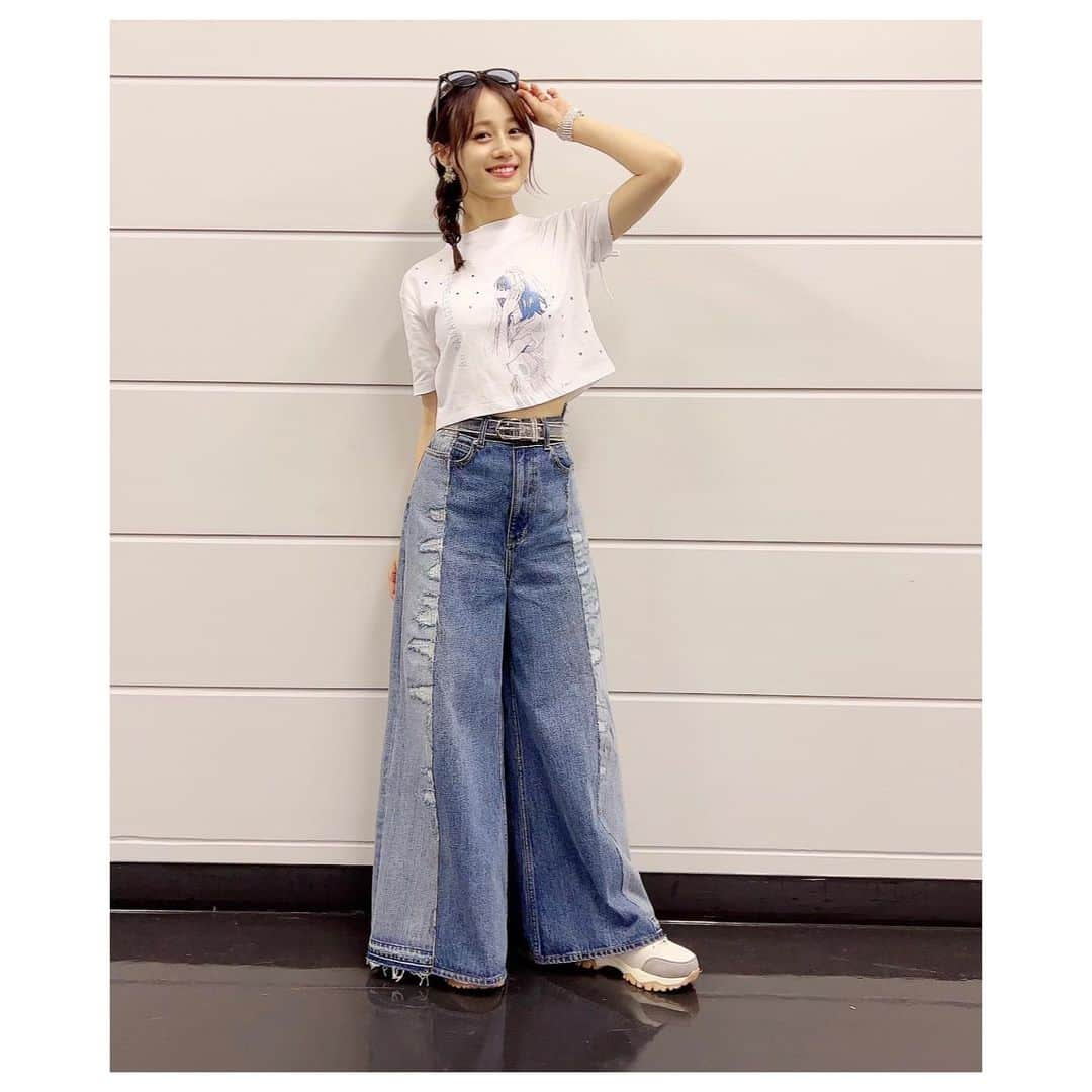 伊藤美来さんのインスタグラム写真 - (伊藤美来Instagram)「こんばんは。 スタイリストのナミキアキです！  アニサマ2022 Sparkle 衣装📷✨  「青100色」を歌うので、たくさんの青を衣装にも詰め込みました💙  トップスはラインストーンを散りばめてキラキラしています⭐️  ノースリーブにフレアスカートでみっくらしい清楚な雰囲気を意識しました。  階段を駆けのぼる時にもスカートがふわっと揺れて綺麗でしたね💕  エンディングでは、みっくがモデルになった女の子のイラストのTシャツを みっく仕様にアレンジしました！  後ろにギャザーを寄せてサイズ調整してあります👕  サングラスはアニサマ×ニューエラコラボのを着けてもらいました🕶  #アニサマ #anisama #アニサマ衣装 #伊藤美来 #みっく衣装   By @akinamiki_stylist」9月3日 0時50分 - itomiku_official