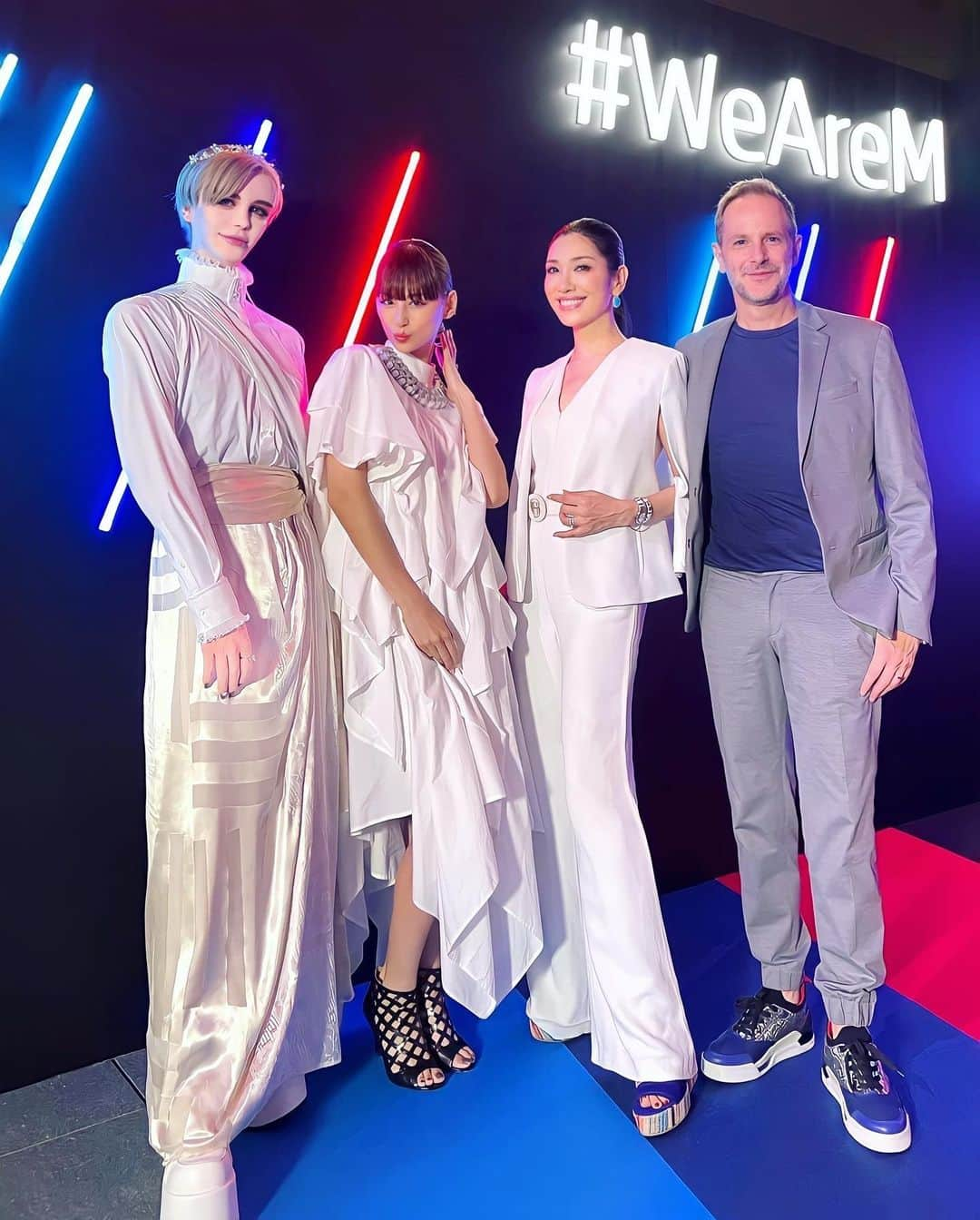 アンミカさんのインスタグラム写真 - (アンミカInstagram)「M NIGHT OUT BMW M 50TH ANNIVERSARY EXHIBITION THE RUNWAYへ。  車の発表会とファッションショー👠が一つになった、新しい形のイベント、目の前ギリギリを車が通る緊張感と、車に合わせたコーデが素敵でした💕  西内まりやちゃんとMattくんと、白コーデトリオで🤍🤍🤍 ティアラが美しい女神のようなMattくんと、顔が小さすぎるまりやちゃん🤍に、　@louboutinworld の靴がスポーティーな旦那様と💙  さて、、本日9/3（土）は  ・12:00〜12:55  TOKYO MX 【土曜はカラフル!!!】　に出演です！　 お時間許す方は是非、ご覧くださいませ！」9月3日 8時24分 - ahnmikaofficial