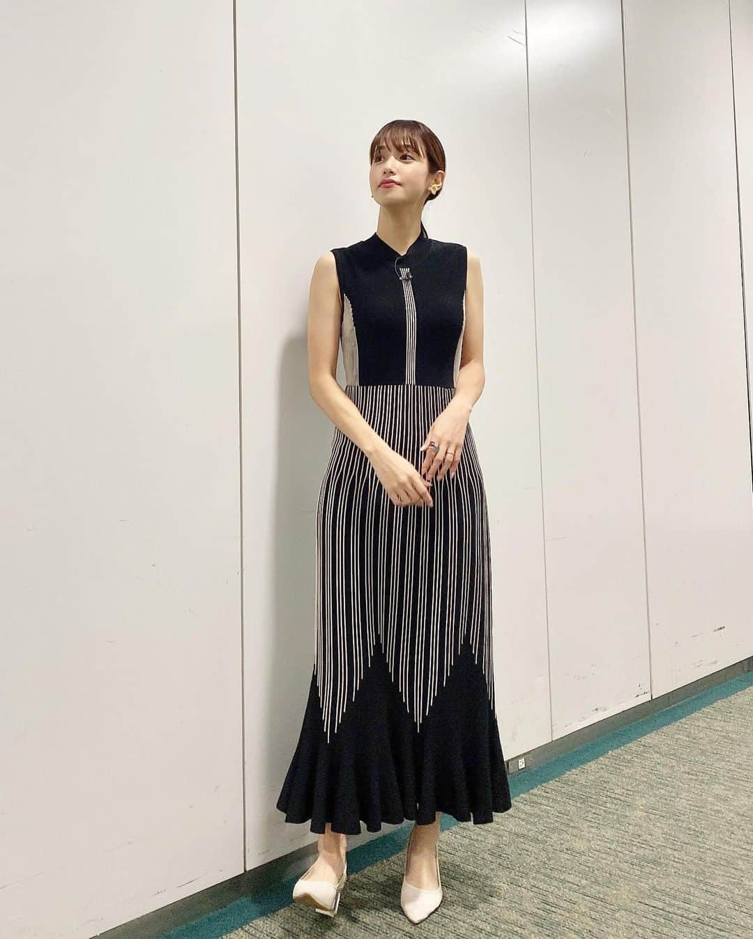 鷲見玲奈さんのインスタグラム写真 - (鷲見玲奈Instagram)「. ズムサタ、今朝もありがとうございました！  「15台のカメラと鷲見玲奈」 ゲストはなにわ男子の大橋和也さんと藤原丈一郎さんでした✨  お二人のトークが面白すぎて、撮れ高たっぷりで入り切らなかったので、こちらで紹介させて下さい🥺(ほんとは2週連続でお届けしたいくらいでした) .  おふたりに最近ハマっているものを聞いたところ… 大橋さんはパジャマとの回答が！  最近初めてちゃんとしたパジャマを買ったそうで、長ズボンで上はボタンがついているものとのこと。  コットン素材でとても寝心地が良いので色違いで2着(紺とベージュ)持っていて、さらに白を買い足そうと思っていると話してくれました🌷(かわいい) .  一方の藤原さんは入浴剤を挙げて下さいました！ ハワイの海やエーゲ海といった種類があるそうで、それだけで海外気分を味わえるんだとか。  ただ、最近入った入浴剤を聞くと、「別府温泉」という回答が。  まさかの日本でした。笑 .  そんなおもしろかわいいお2人が出演しているドラマ「消しゴムをくれた女子を好きになった。」  第7話もお楽しみに🥳 (私も少し出ています🫣)  ドラマのこぼれ話は、また今度！ . .  ちなみにインタビュー時の衣装はクール＆セクシーな熊井先生を意識してみました！  #ズムサタ #鷲見カメラ #なにわ男子 #大橋和也 #藤原丈一郎 #消しゴムをくれた女子を好きになった #消し好き #日テレ #スミ衣装」9月3日 8時47分 - sumi__reina