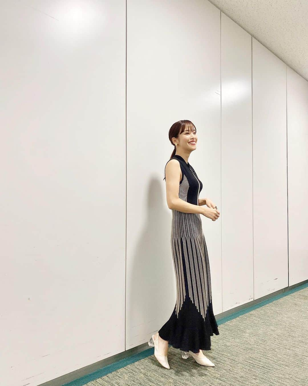 鷲見玲奈さんのインスタグラム写真 - (鷲見玲奈Instagram)「. ズムサタ、今朝もありがとうございました！  「15台のカメラと鷲見玲奈」 ゲストはなにわ男子の大橋和也さんと藤原丈一郎さんでした✨  お二人のトークが面白すぎて、撮れ高たっぷりで入り切らなかったので、こちらで紹介させて下さい🥺(ほんとは2週連続でお届けしたいくらいでした) .  おふたりに最近ハマっているものを聞いたところ… 大橋さんはパジャマとの回答が！  最近初めてちゃんとしたパジャマを買ったそうで、長ズボンで上はボタンがついているものとのこと。  コットン素材でとても寝心地が良いので色違いで2着(紺とベージュ)持っていて、さらに白を買い足そうと思っていると話してくれました🌷(かわいい) .  一方の藤原さんは入浴剤を挙げて下さいました！ ハワイの海やエーゲ海といった種類があるそうで、それだけで海外気分を味わえるんだとか。  ただ、最近入った入浴剤を聞くと、「別府温泉」という回答が。  まさかの日本でした。笑 .  そんなおもしろかわいいお2人が出演しているドラマ「消しゴムをくれた女子を好きになった。」  第7話もお楽しみに🥳 (私も少し出ています🫣)  ドラマのこぼれ話は、また今度！ . .  ちなみにインタビュー時の衣装はクール＆セクシーな熊井先生を意識してみました！  #ズムサタ #鷲見カメラ #なにわ男子 #大橋和也 #藤原丈一郎 #消しゴムをくれた女子を好きになった #消し好き #日テレ #スミ衣装」9月3日 8時47分 - sumi__reina