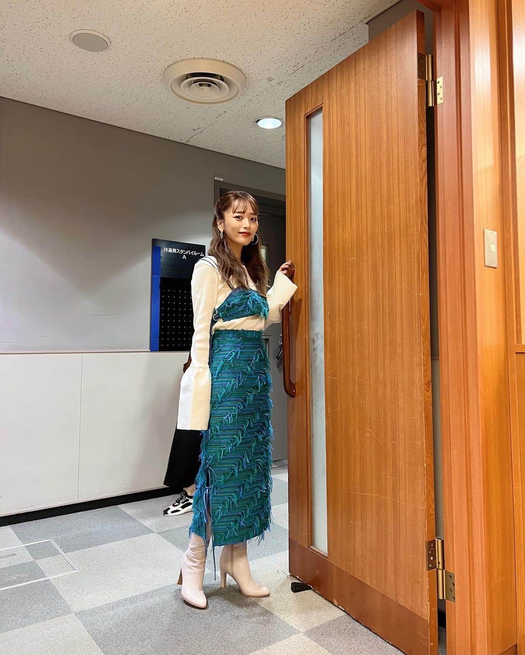 近藤千尋さんのインスタグラム写真 - (近藤千尋Instagram)「おはようございます💕  きのうのヘアスタイル🤍🤍 珍しくピンでアレンジしてもらいました😘 髪をウェーブに巻いてもらっても こんなに長くなって嬉しい☺️笑 後3センチ伸びたら考えよう。笑☺️  なんと、昨日とうもろこしを食べてた 長女の歯がすこしグラグラしてきて もうそんな時期？！とびっくり🤣🦷  まだまだ抜けないとは思うけど パパとママは乳歯が抜けそうな長女を見て 感動して泣きそうになった昨夜😂 色んな感情にしてくれてありがとうだよ💕笑  そんな長女は、 ジィジばぁばに電話して🥺 みんなに電話して🥺 十愛ちゃんの歯がグラグラする事伝えたい！ と大騒ぎでした🤣💓笑  ウェア @maisonspecial_women  アクセサリー @blanciris_official  シューズ @dianashoespress」9月3日 9時30分 - chipichan.1215