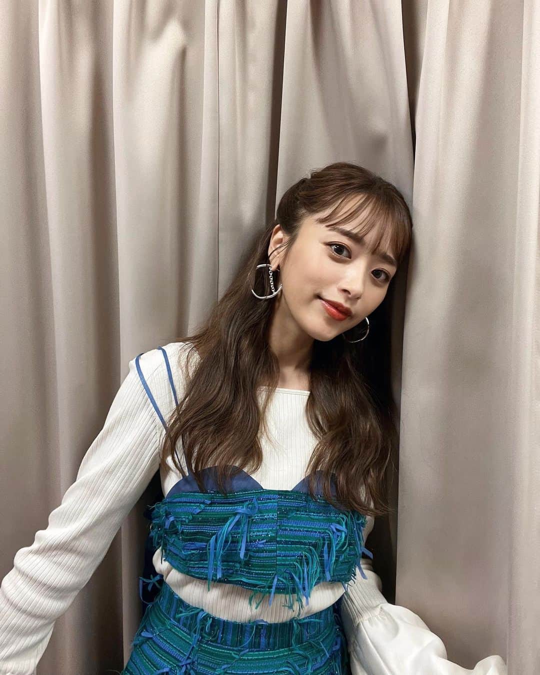近藤千尋さんのインスタグラム写真 - (近藤千尋Instagram)「おはようございます💕  きのうのヘアスタイル🤍🤍 珍しくピンでアレンジしてもらいました😘 髪をウェーブに巻いてもらっても こんなに長くなって嬉しい☺️笑 後3センチ伸びたら考えよう。笑☺️  なんと、昨日とうもろこしを食べてた 長女の歯がすこしグラグラしてきて もうそんな時期？！とびっくり🤣🦷  まだまだ抜けないとは思うけど パパとママは乳歯が抜けそうな長女を見て 感動して泣きそうになった昨夜😂 色んな感情にしてくれてありがとうだよ💕笑  そんな長女は、 ジィジばぁばに電話して🥺 みんなに電話して🥺 十愛ちゃんの歯がグラグラする事伝えたい！ と大騒ぎでした🤣💓笑  ウェア @maisonspecial_women  アクセサリー @blanciris_official  シューズ @dianashoespress」9月3日 9時30分 - chipichan.1215