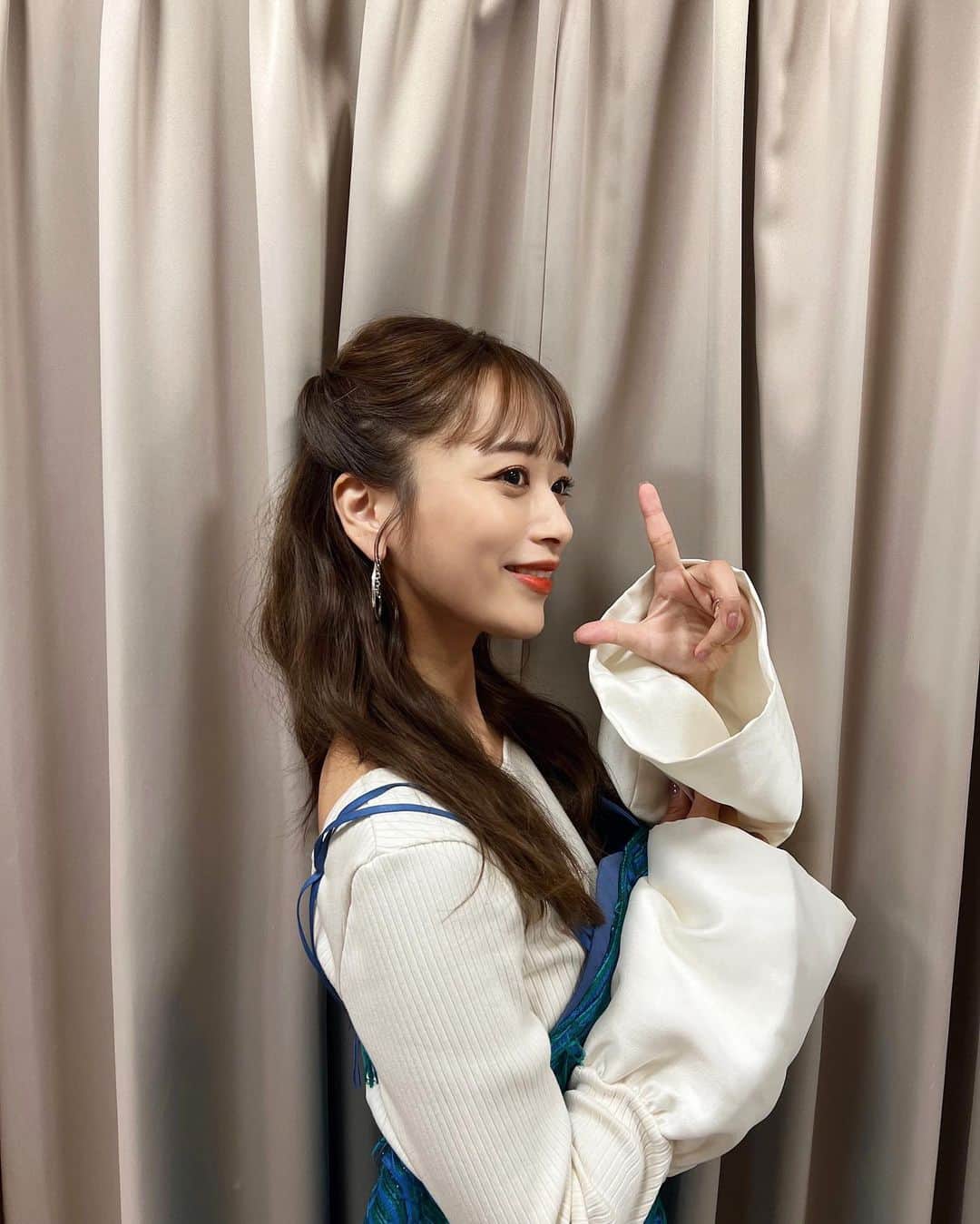 近藤千尋さんのインスタグラム写真 - (近藤千尋Instagram)「おはようございます💕  きのうのヘアスタイル🤍🤍 珍しくピンでアレンジしてもらいました😘 髪をウェーブに巻いてもらっても こんなに長くなって嬉しい☺️笑 後3センチ伸びたら考えよう。笑☺️  なんと、昨日とうもろこしを食べてた 長女の歯がすこしグラグラしてきて もうそんな時期？！とびっくり🤣🦷  まだまだ抜けないとは思うけど パパとママは乳歯が抜けそうな長女を見て 感動して泣きそうになった昨夜😂 色んな感情にしてくれてありがとうだよ💕笑  そんな長女は、 ジィジばぁばに電話して🥺 みんなに電話して🥺 十愛ちゃんの歯がグラグラする事伝えたい！ と大騒ぎでした🤣💓笑  ウェア @maisonspecial_women  アクセサリー @blanciris_official  シューズ @dianashoespress」9月3日 9時30分 - chipichan.1215