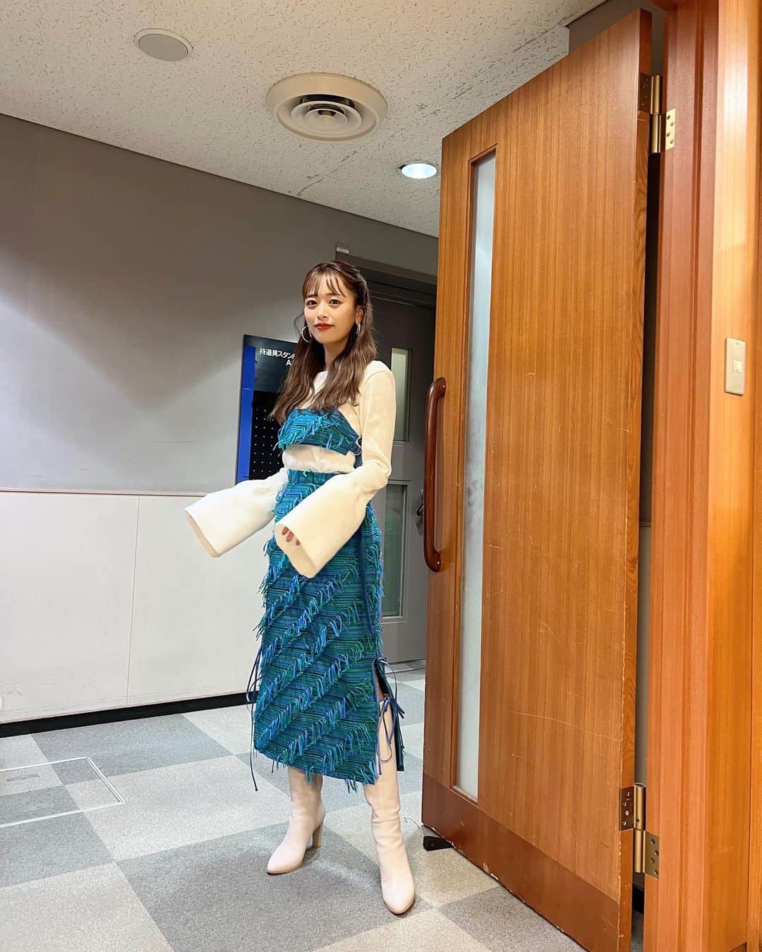 近藤千尋さんのインスタグラム写真 - (近藤千尋Instagram)「おはようございます💕  きのうのヘアスタイル🤍🤍 珍しくピンでアレンジしてもらいました😘 髪をウェーブに巻いてもらっても こんなに長くなって嬉しい☺️笑 後3センチ伸びたら考えよう。笑☺️  なんと、昨日とうもろこしを食べてた 長女の歯がすこしグラグラしてきて もうそんな時期？！とびっくり🤣🦷  まだまだ抜けないとは思うけど パパとママは乳歯が抜けそうな長女を見て 感動して泣きそうになった昨夜😂 色んな感情にしてくれてありがとうだよ💕笑  そんな長女は、 ジィジばぁばに電話して🥺 みんなに電話して🥺 十愛ちゃんの歯がグラグラする事伝えたい！ と大騒ぎでした🤣💓笑  ウェア @maisonspecial_women  アクセサリー @blanciris_official  シューズ @dianashoespress」9月3日 9時30分 - chipichan.1215