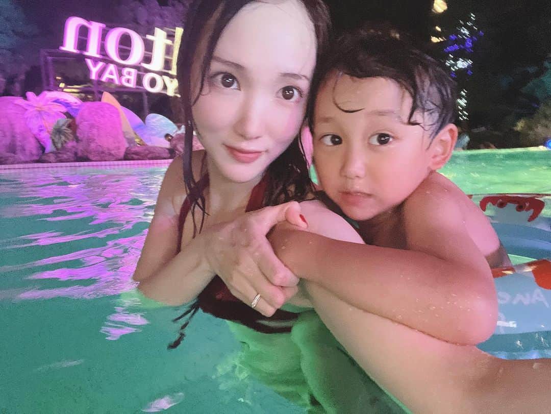 下田美咲さんのインスタグラム写真 - (下田美咲Instagram)「子連れナイトプールが最高に楽しかった。 息子が「明日の朝もナイトプール行こ！」って何回も言ってたのが、すごく可愛かったし、楽しかったんだなぁと感じられて嬉しかったよ。  #集合写真 #全員のカメラ目線は一生揃わなさそうだった #4歳 #1歳5ヶ月 #ナイトプール」9月3日 12時40分 - shimodamisaki815