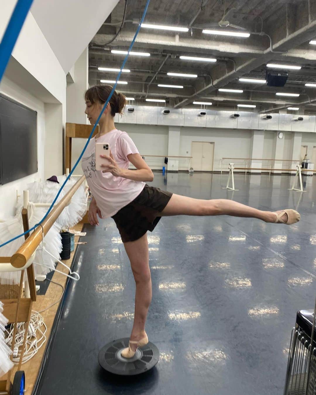 上野水香さんのインスタグラム写真 - (上野水香Instagram)「今日は自主練の日〜🩰 バレエって辛いね。笑 バヤデールにむけてコツコツお稽古します。。。」9月3日 13時27分 - mizukaueno
