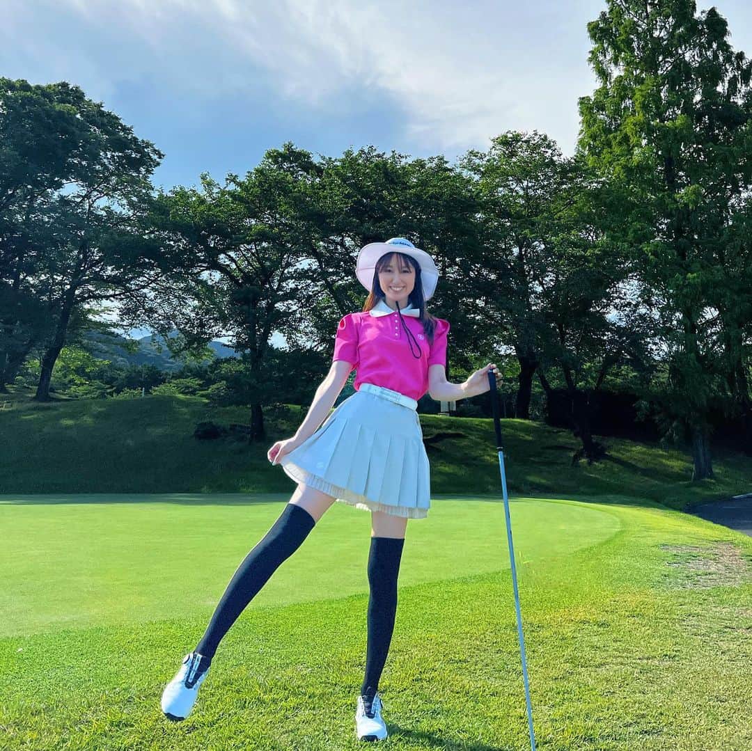 松中みなみさんのインスタグラム写真 - (松中みなみInstagram)「久々にゴルフ行けた💗  ウェアは上下とも @xexymix_jp ⚡️💕  ビビットなピンクで シルエットもめっちゃ可愛い😍  この夏あんまりゴルフ行けなかったけど 生地がめっちゃしっかりしてるから 秋も着れる〜✌️❤️  友達と色違い着て回りたいな🤭💕  #ゴルフ #ゴルフウェア @xexymix_jp @xexymix  #ゴルフコーデ #ゴルフ女子」9月3日 14時36分 - minami_matsunaka