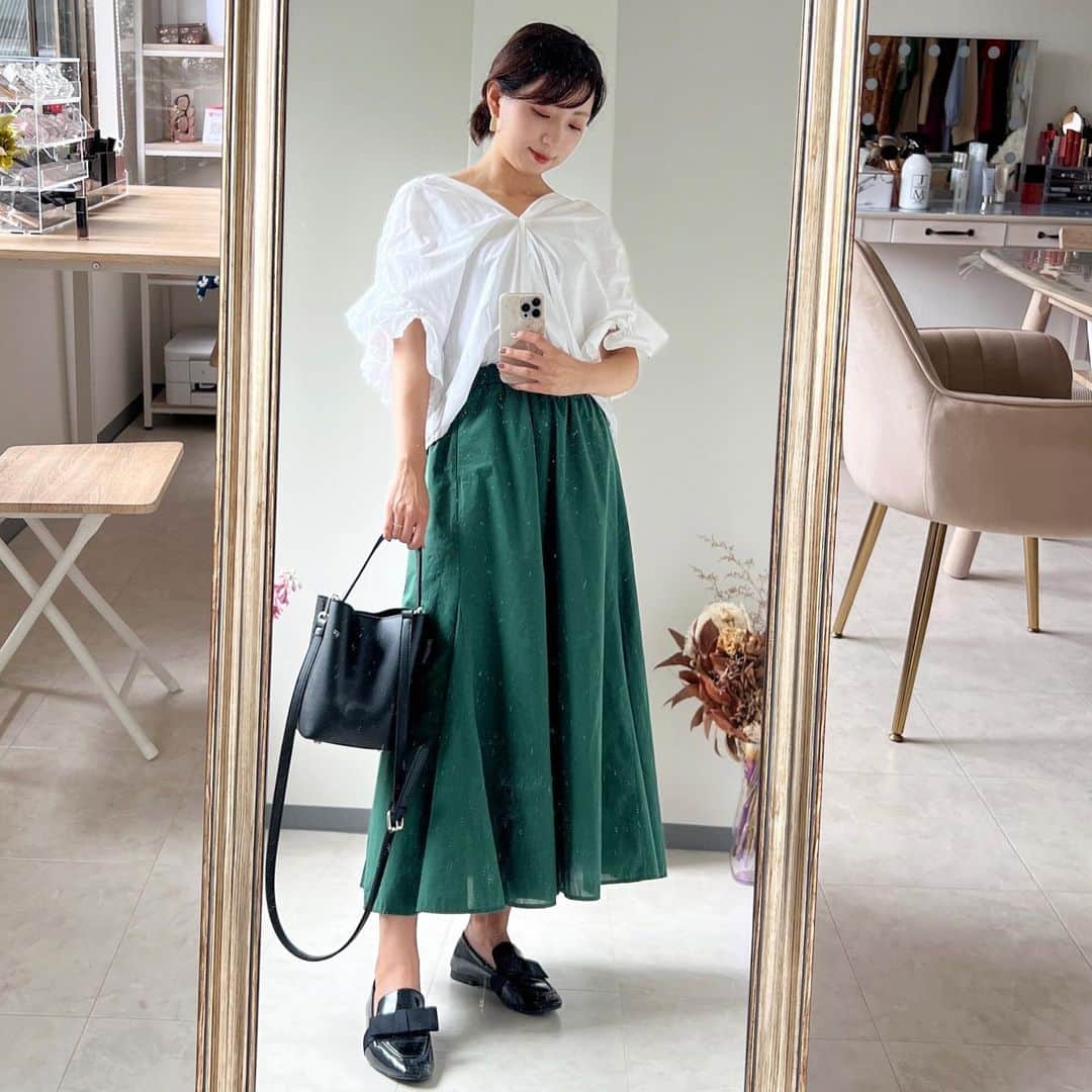 筧沙奈恵さんのインスタグラム写真 - (筧沙奈恵Instagram)「white×green ・ 秋が近づくと、深みのある色が着たくなります😌　@uniqlo_jp のスカート、夏物ですが、秋もたくさん使えそう！ ・ まだまだ暑いので、白のブラウスに合わせて爽やかに着てみました🤍 ・ skirt @uniqlo_jp  shoes @zara  bag @laymee_official  pierce @lovebonitojp  ・  #ママコーデ　#ママファッション　#キレイめカジュアル　#キレイめカジュアルコーデ　#レーストップス #zarafashion #イエベ秋　#イエベ秋コーデ　#骨格クラシック　#骨格ナチュラル　#骨格クラシックコーデ　#骨格ナチュラルコーデ　#顔タイプアクティブキュート　#顔タイプアクティブキュートコーデ　#秋コーデ　#秋コーデ2022」9月3日 17時44分 - sanaekakei