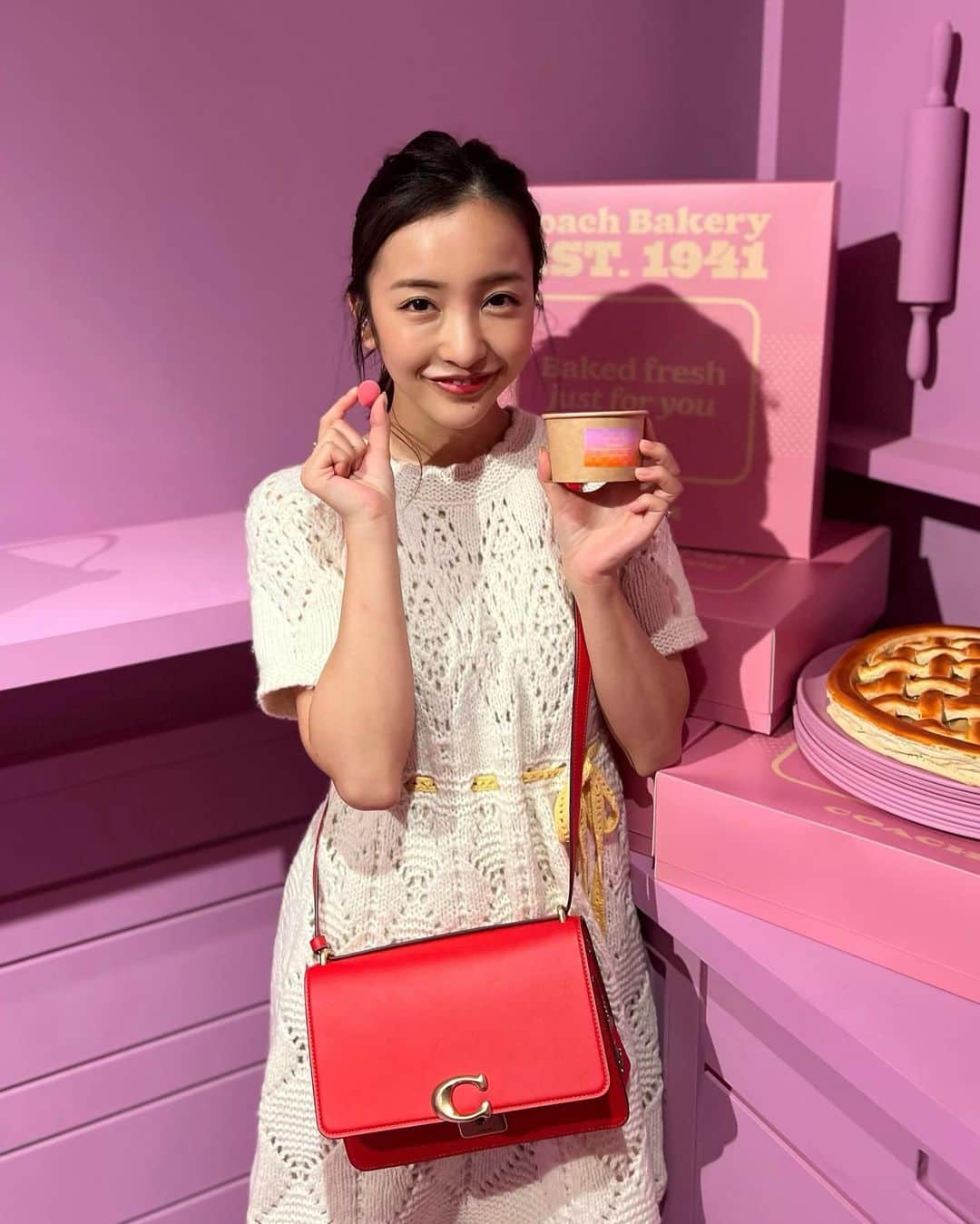 板野友美さんのインスタグラム写真 - (板野友美Instagram)「🩰🧴🎟💕  @coach  @coach_japan   9月3日(土)~11日(日) 期間限定でPOP UP バツアートギャラリー行ってみてね  @coach_japan; @Coach; #CoachJapan; #CoachNY; #COACHFALL22; #コーチ Fall2022 イベント」9月3日 18時02分 - tomo.i_0703