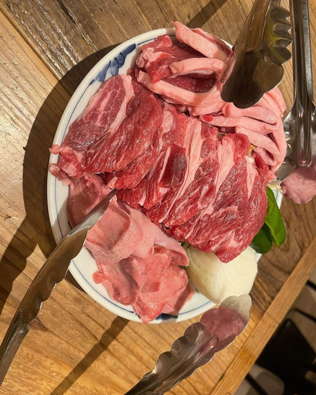 吉山りささんのインスタグラム写真 - (吉山りさInstagram)「🐑 7月7日にオープン 『錦糸町ジンギスカン オクノ羊ヤ、』さんへ✨  生ラム入りのお肉セットやレバーペースト  大盛りパクチーはお肉と巻いてもサラダでもGood🌳  ラムユッケやラムチョップでかなり満腹🐑🐏  そして〆はWご飯の  ラムキーマ＆卵黄ごはん🍚  泡飲み放題100分で2人で¥11,060  帰るころには店内は満員だったので予約がオススメです🙆‍♀️  ラム好き＆パクチー好きの方にオススメです☺️  ヘルシーラムをご馳走様でした✨  PR @okuno.hitsujiya #オクノ羊ヤ、 #ラム肉専門店 #ジンギスカン専門店 #生ラム #パクチー大好き #錦糸町グルメ #錦糸町居酒屋 #墨田区グルメ」9月3日 18時15分 - oreorerisa