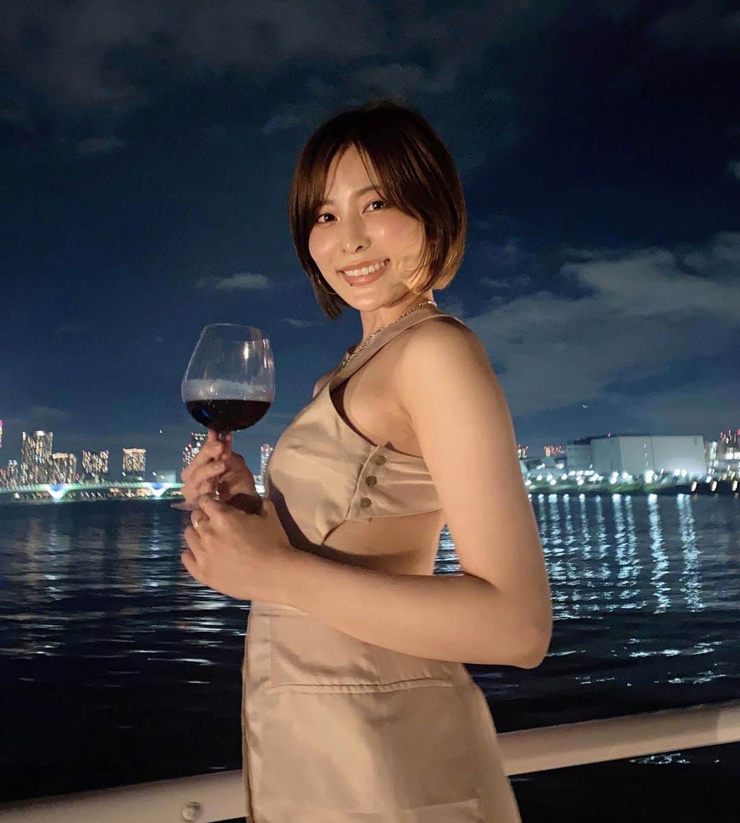 桃衣香帆さんのインスタグラム写真 - (桃衣香帆Instagram)「キラキラな夜☺️ お酒はハイボールとワインがすきです。 美容と好みとどっちの意味でも。！  みんなは？🐈」9月3日 18時49分 - momoikaho
