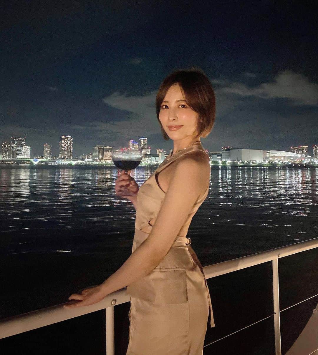 桃衣香帆さんのインスタグラム写真 - (桃衣香帆Instagram)「キラキラな夜☺️ お酒はハイボールとワインがすきです。 美容と好みとどっちの意味でも。！  みんなは？🐈」9月3日 18時49分 - momoikaho