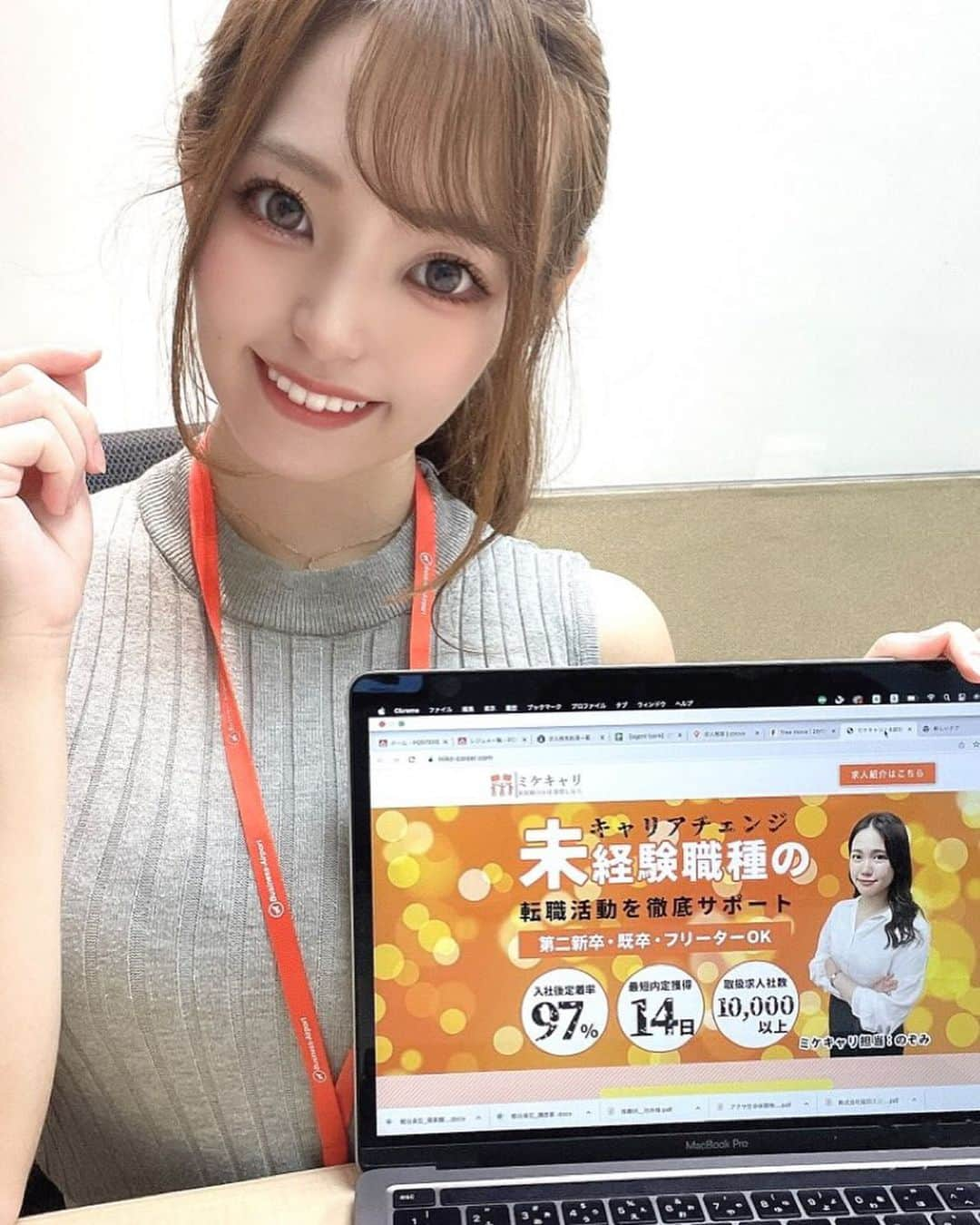 かなてゃんさんのインスタグラム写真 - (かなてゃんInstagram)「TikTokでもバズり中!! 総合人材サービス 【株式会社freemova】@freemova_cp さんで転職支援受けてきたよ❤︎  前回に引き続き、色々な体験をさせてもらったんだけど、特にfreemovaさんが力を入れている 【転職支援】をしてもらった様子を今日は紹介するね！  転職支援と言っても、一概にみんな自分がどんなお仕事に向いているか分からない時ってあるよね・・！  私自身も実はそうでした！（笑）  でもfreemovaさんの転職支援をしてくださるキャリアアドバイザーは、相手をみて、今までの経歴や、働きたい条件を聞いて その人にあったお仕事を紹介してくれるんだって！😆  ちなみに私は・・接客のお仕事が向いてるみたい🤔  真剣にお話しをして、とても相談しやすい環境を作ってくださいました🥀  そうだ、お話の中で教えてくれたんだけど、 freemovaさんは特に、20代の若者に力を入れているみたいで、 転職や就職で悩んでいる20代の方はぜひ相談してみてほしい✨  ここのリンクから、無料相談できるからぜひ聞いてみてね！ 【ミケキャリ | 未経験・キャリアチェンジの転職サポート (mike-career.com)】  そんなキャリアアドバイザーがいる人材紹介事業部は、現在、中途採用・新卒・インターン生を大募集中らしくて、DMからも受け付けてるよ！！  気になった方は私のDMまで連絡してね🌷  目黒にあるfreemovaさんのシェアオフィスにもお邪魔してきたので、また今度紹介するね！  是非一度、タグ付けしてあるfreemovaさんのInstagram・プロフィールからTikTokに飛んでみてください🔥 . . . #freemova #中途採用 #新卒採用 #就活 #転職支援  #転職 #アルバイト #ベンチャー企業 #転職したい #正社員募集 #働きたい #フレックス #人材派遣 #人材紹介  #就職 #内定 #就活生 #インターンシップ #インターン  #新卒 #転職活動 #ミケキャリ #広報担当」9月3日 19時12分 - _yakiniku_