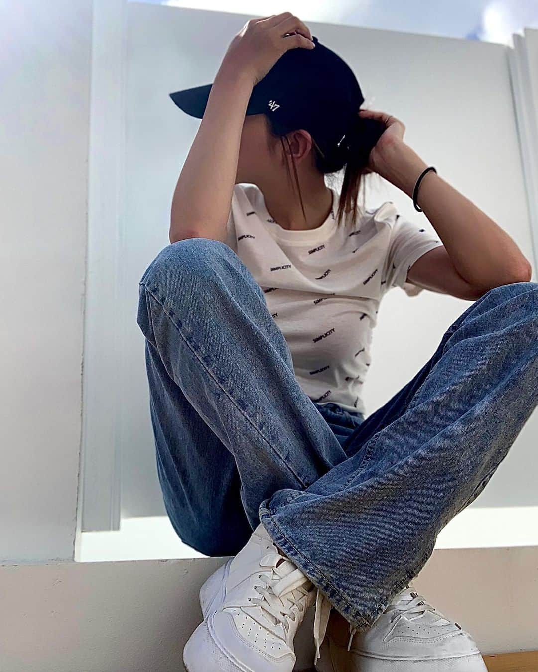 山崎みどりさんのインスタグラム写真 - (山崎みどりInstagram)「Logo T-shirt.. @shein_japan  Denim.. @y_s_closet  High cut White sneaker.. @shein_japan   📌Coupon Code【midori】 ～¥5,999 ...15%OFF🪄 ¥6,000円〜 ...20%OFF🪄 @shein_japan  ────────────────────────── #ootd #casualstyle #denim#denimstyle #whitesneaker #sneaker#スニーカーコーデ#シンプルコーデ #casual#カジュアルコーデ#厚底スニーカー #ハイカットスニーカー #highcut」9月3日 19時18分 - midori_yamasaki_