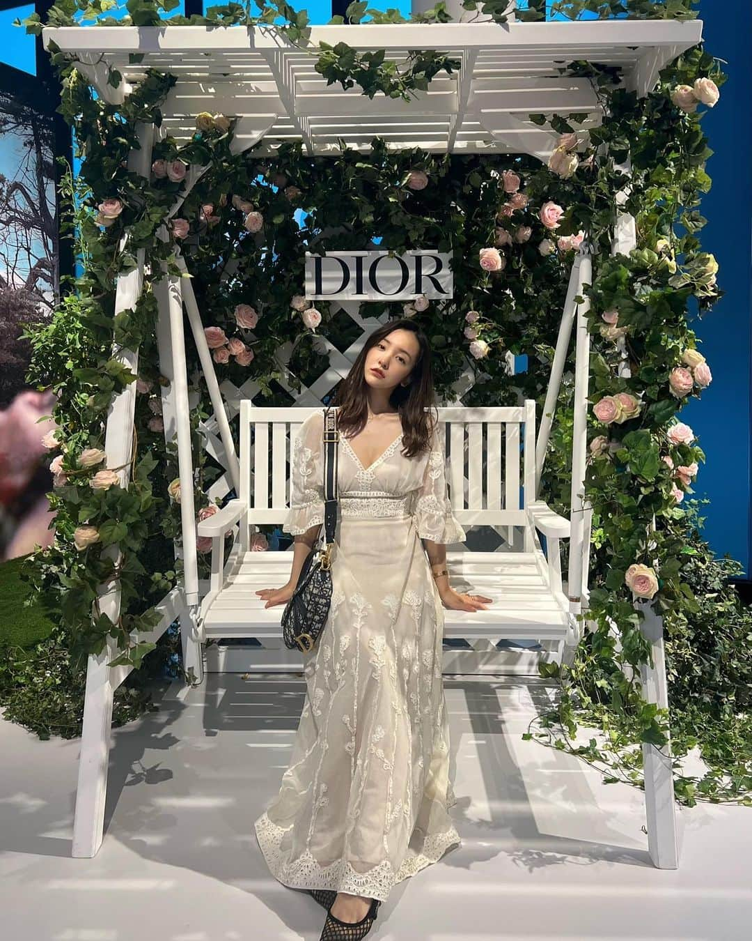 板野友美さんのインスタグラム写真 - (板野友美Instagram)「DIOR PRESTIGE THE ROSE GALLERY🥀  明日からstart原宿駅からすぐです♪*。  大好きなお花たちに囲まれて、香りもバラの香りが漂ってました 素敵な空間にたくさんインスピレーションを得ました✨  dress @dior  @diorbeauty #ディオールプレステージ  #ザローズギャラリー」9月3日 20時08分 - tomo.i_0703