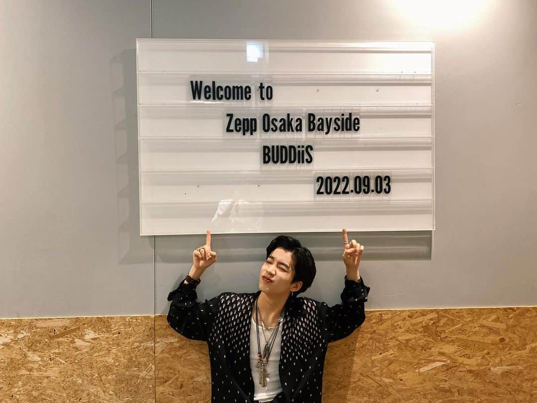 森愁斗さんのインスタグラム写真 - (森愁斗Instagram)「Zepp Osaka Bayside！ ありがとうございましたー！🙇‍♂️ 2部とも楽しすぎたー！😚 今日も最高でした幸せです🤲  うわぁぁぁぁ！ たこ焼きと一緒に写真撮るの忘れた🤦‍♂️ ケータリングでたこ焼き屋さんが楽屋の隣に出来てて😂 沢山食べましたーーーーーーー！美味しかった！🤤  最高なライブしておいしいもの沢山食べたので、明日からも頑張れます！💪💪💪  大阪ほんまに愛してるで☺️」9月3日 20時23分 - shoot_mori_official