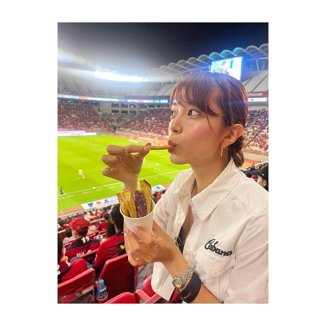 三谷紬さんのインスタグラム写真 - (三谷紬Instagram)「* プライベートで鹿島スタジアムに🦌 またしても親友と行ってきました❤️ 例によってスタグルもしっかり堪能。 五浦ハムのハム焼きともつ煮込みはもちろん、 今日はさつまいもスティックも食べました😂 試合は取ったり取り返したりの展開、 90分が本当にあっという間でした😳⏰ 選手のみなさん、お疲れ様でした！⚽️ * #soccer#football#サッカー#jleague#jリーグ#j#league#鹿島アントラーズ#鹿島#アントラーズ#antlers#浦和レッズ#浦和レッドダイヤモンズ#浦和#レッズ#鹿島スタジアム#スタグル#五浦ハム#ハム#さつまいもスティック#さつまいも#もつ煮込み#テレビ朝日#アナウンサー#三谷紬」9月3日 20時58分 - mitani_tsumugi