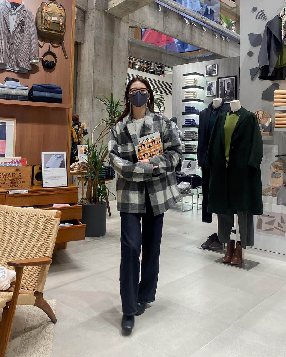 影山可蓮さんのインスタグラム写真 - (影山可蓮Instagram)「UNIQLO Lifewear Exhibition🍂 📍UNIQLO TOKYO ・ ・ ユニクロ秋コーデで店舗見に行きました〜🌼 超ビックなライトダウンやばい〜⛄️ @uniqlo_jp @uniqlo_with  ・ 🏷 OUTER #オーバーシャツジャケット TOPS #クルーネックT PANTS #バギージーンズ　 ・ ・ #uniqloコーデ #uniqlo #ユニクロ #UNIQLO2022FW #PR」9月3日 21時07分 - karenoutfits