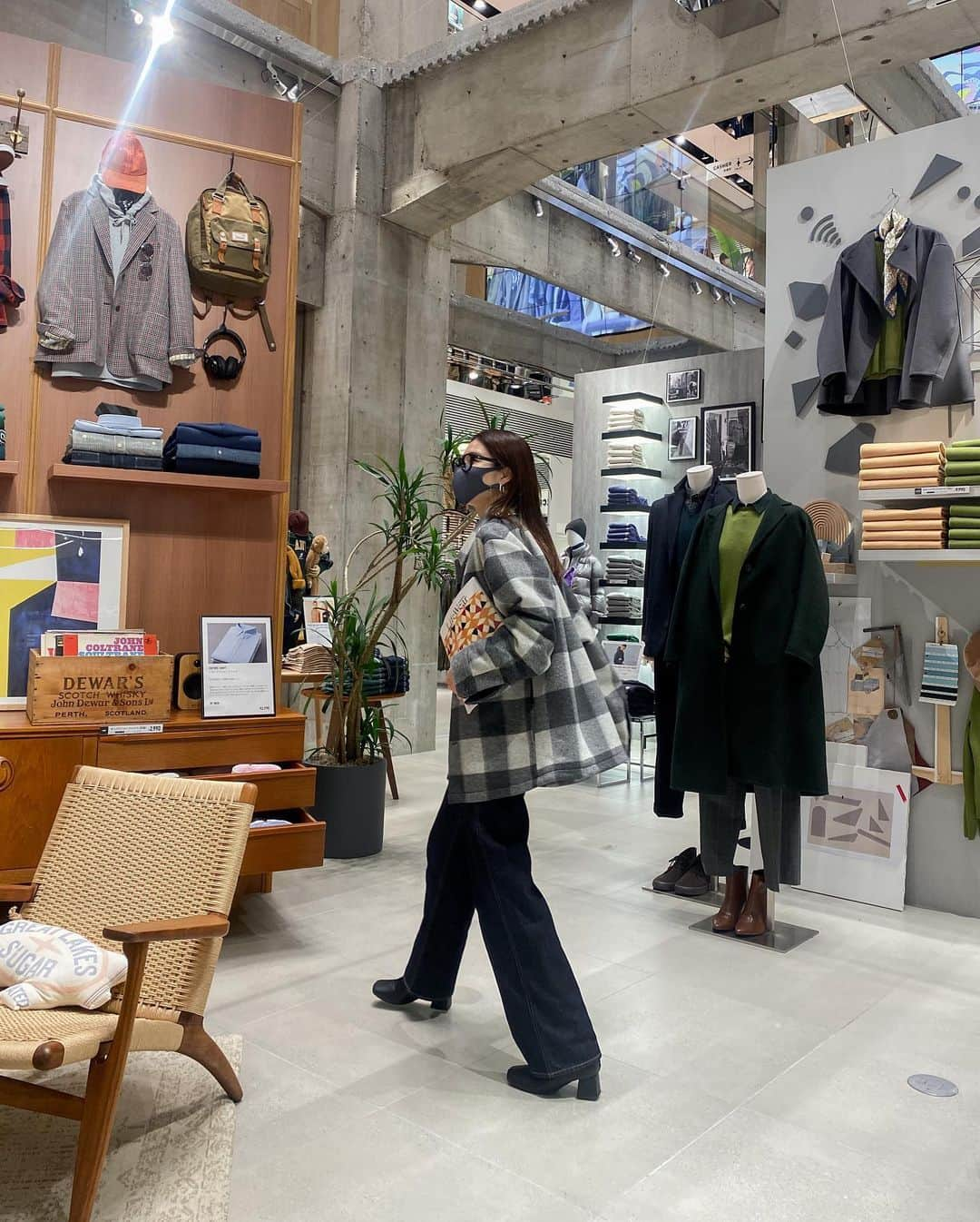 影山可蓮さんのインスタグラム写真 - (影山可蓮Instagram)「UNIQLO Lifewear Exhibition🍂 📍UNIQLO TOKYO ・ ・ ユニクロ秋コーデで店舗見に行きました〜🌼 超ビックなライトダウンやばい〜⛄️ @uniqlo_jp @uniqlo_with  ・ 🏷 OUTER #オーバーシャツジャケット TOPS #クルーネックT PANTS #バギージーンズ　 ・ ・ #uniqloコーデ #uniqlo #ユニクロ #UNIQLO2022FW #PR」9月3日 21時07分 - karenoutfits