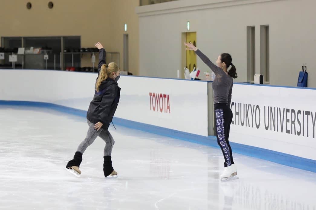 安藤美姫さんのインスタグラム写真 - (安藤美姫Instagram)「Figure Skate Season will start soon:))) Lessons in Nagoya⛸✨🍀🤍 with Miyabi @miyabi_oba 💓  昨日から名古屋でのレッスンでモリコロパーク&中京大学にお邪魔しています⛸✨🍀 レッスン風景を中京大学スケート部の監督が撮ってくださっていました📸🤍  いよいよブロックが始まります！ 精一杯のサポートができたら良いなと思います🫡🔥🔥🔥  大好きな雅氏とのレッスンはいつも笑顔いっぱいです🫶  #フィギュアスケート #スケーター #名古屋 #中京大学 #大庭雅 #安藤美姫 #miyabioba #mikiando」9月3日 22時05分 - miki_m_ando0403