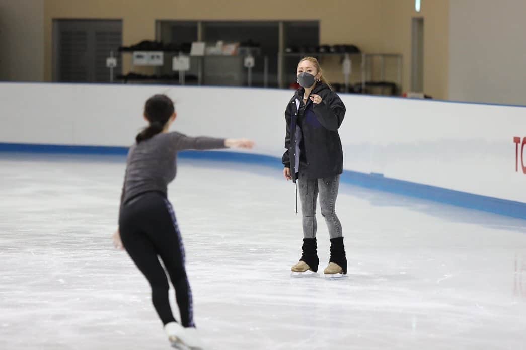 安藤美姫さんのインスタグラム写真 - (安藤美姫Instagram)「Figure Skate Season will start soon:))) Lessons in Nagoya⛸✨🍀🤍 with Miyabi @miyabi_oba 💓  昨日から名古屋でのレッスンでモリコロパーク&中京大学にお邪魔しています⛸✨🍀 レッスン風景を中京大学スケート部の監督が撮ってくださっていました📸🤍  いよいよブロックが始まります！ 精一杯のサポートができたら良いなと思います🫡🔥🔥🔥  大好きな雅氏とのレッスンはいつも笑顔いっぱいです🫶  #フィギュアスケート #スケーター #名古屋 #中京大学 #大庭雅 #安藤美姫 #miyabioba #mikiando」9月3日 22時05分 - miki_m_ando0403