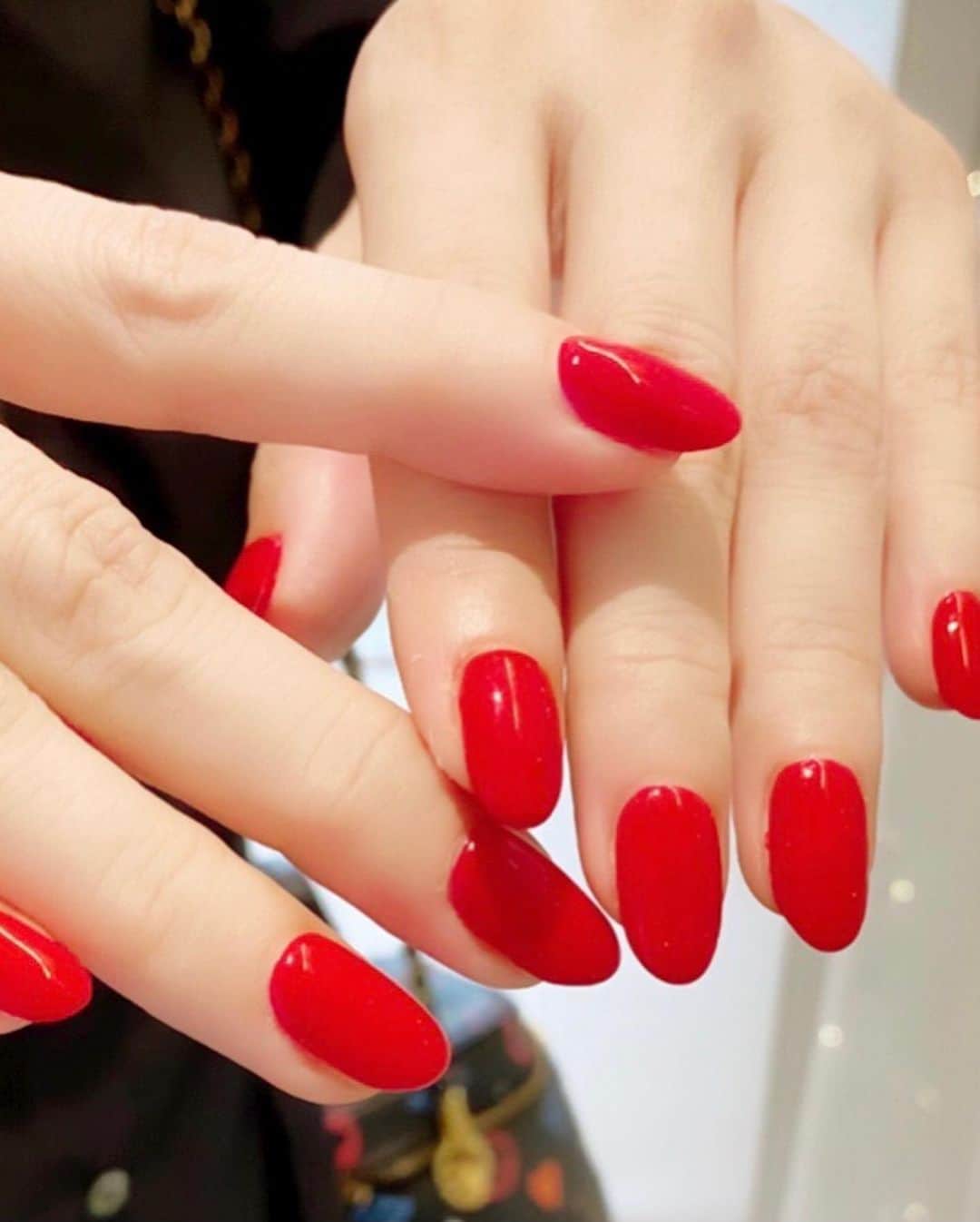 平子理沙さんのインスタグラム写真 - (平子理沙Instagram)「❤️red nails💋 ❣️❣️ #赤ネイル好き#手が白く綺麗に見えるのも嬉しい#beauty#fashion#lifestyle#risahirako#平子理沙」9月3日 22時14分 - risa_hirako