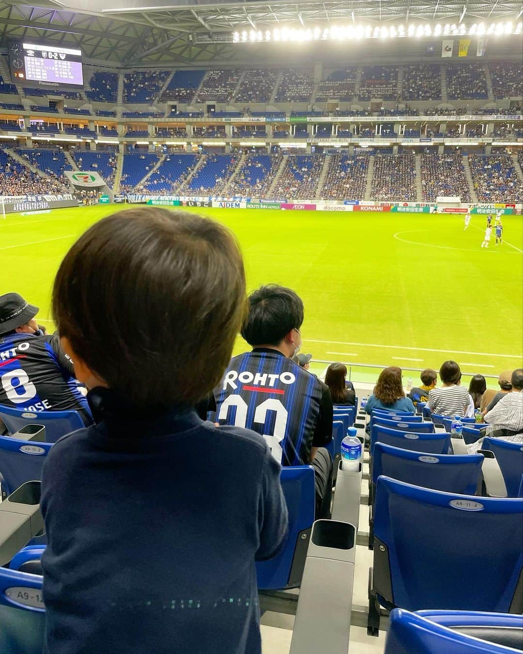 前田朝香さんのインスタグラム写真 - (前田朝香Instagram)「今日は家族でサッカーを見に⚽️ 数年ぶりのサッカー観戦⚽️✨  ガンバ大阪の試合を見に行って来たよ!!  息子と一緒に来れて嬉しいな!! 楽しめるのかな？と思いましたが 息子もノリノリで楽しそうでした☺️👍  私はサッカー見ながら食べたり飲んだり、久々なこの感じを楽しみました!!  この臨場感久しぶりだなあ!!  ガンバ大阪のティシャツ、ブラック×ゴールドで オシャレで可愛い🌙  5枚目は最近ママの手を奪って手を繋ぎたがる まだまだ可愛い👦  #ガンバ大阪#jleaguepr #サッカー観戦  #サッカー #吹田スタジアム」9月3日 22時47分 - asakacha