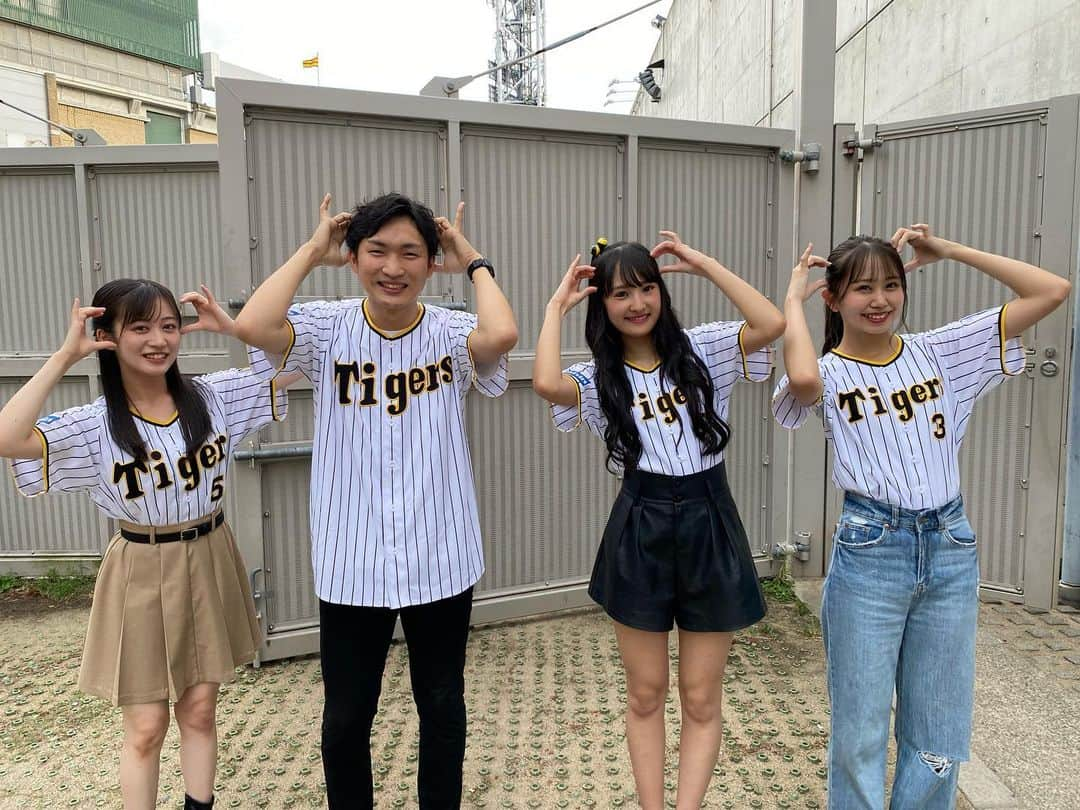 川上千尋さんのインスタグラム写真 - (川上千尋Instagram)「🐯  #甲子園からあげ祭 MCをしてくださった山本さんと #好きだ虫 ポーズ🫶🏻  2枚目は 山形出身！中野のあごだし冷やしラーメン🍜  じめっとした暑さにピッタリでした！ 9月観戦に行かれる際は是非〜☺️  #阪神タイガース  #甲子園グルメ大使 #TORACO #甲子園 #NMB48 #まけほー」9月3日 22時51分 - this_chihhi