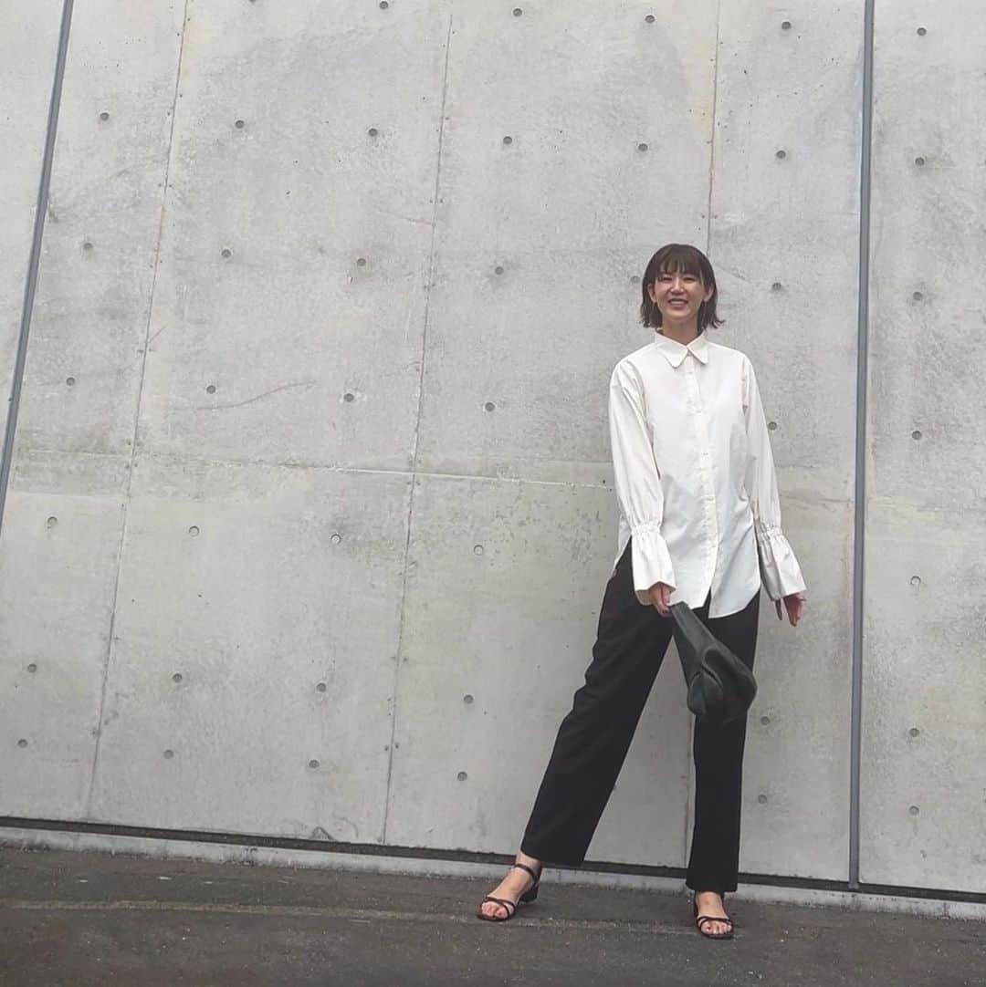 栗原恵さんのインスタグラム写真 - (栗原恵Instagram)「. この日はドレスコードがあり「トップスは白」ということで 白シャツを着てお出掛けしました🤭💭」9月3日 22時59分 - megumi_kurihara_official