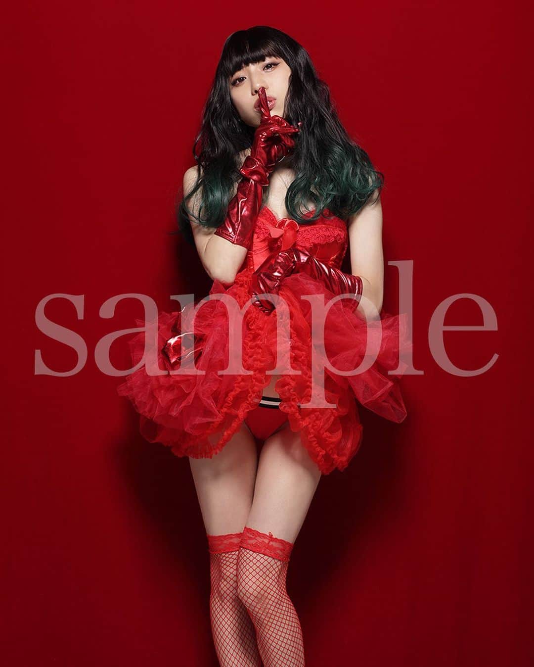 シト山口さんのインスタグラム写真 - (シト山口Instagram)「バーレスク・デビューした『なちゅんぱ』さん ○○を殺すセーター１号を最も上手く着こなしてくれました❤️可愛いだけじゃないセクシー小悪魔ちゃん❤️ 写真集②を新ソフトで現像処理した上、細部までレタッチし直したハイクオリティ版として リニューアルして本日再発売です( ´ ▽ ` )ﾉ 今日４日まで購入の方へは表紙のB1ポスター大のデータのオマケ付き 何卒、ご購入よろしくお願い致します🙇🏻‍♂️  以前に購入された方へは無料アップグレード版を送ります。 BASE SHOPより連絡ください！ オマケポスター希望の方は再度購入お願い致します🙇🏻‍♂️  https://sitographics.base.shop  model @nachunpa_burlesque_ts  @0917himawari  hair&make @mariaominami  photo @sito_yamaguchi」9月4日 7時57分 - sito_yamaguchi