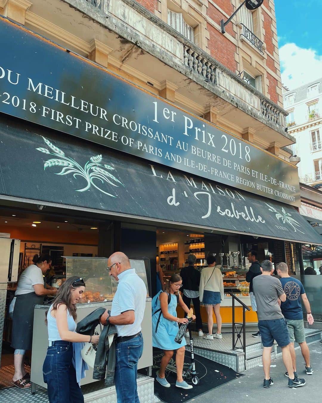 Yu-kiさんのインスタグラム写真 - (Yu-kiInstagram)「パリ初日の朝は絶対クロワッサンと決めていた🥐2018年にベストクロワッサンに選ばれたお店。確かに周りサクサクで中しっとりでバターたっぷりでめっちゃおいしかった🤤🤎クロワッサンを食べながらパリの街を歩いて、初日から充実◎#paris#france」9月4日 8時05分 - yu_ki96