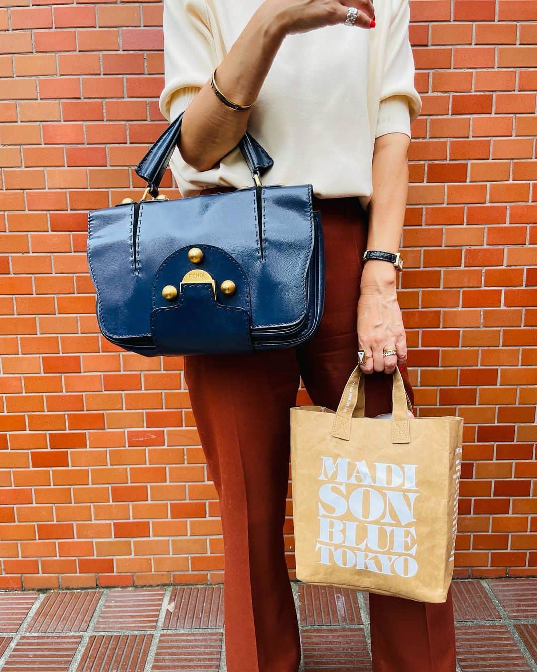 大草直子さんのインスタグラム写真 - (大草直子Instagram)「日差しは強いけれど、確実に秋🍁🍁。ポロニットにレンガ色のパンツ、my vintage15年選手のネイビーのバッグ。秋🎑の色を集めました。今日はのんびり、忙しくてできなかったことをやります❤️素敵な日曜日を😊 @amarc_official で #大草家解散のストーリーを #2回に渡り書いています #服のブランド名はタップしてね #秋にぴったりのカメオの💍 #モチーフは #南米大陸の古いテント @aliita.official のもの #デザイナーは夫と同じ #ベネズエラ人 #ブランドはイタリアです #服の詳細はタップしてね」9月4日 12時01分 - naokookusa