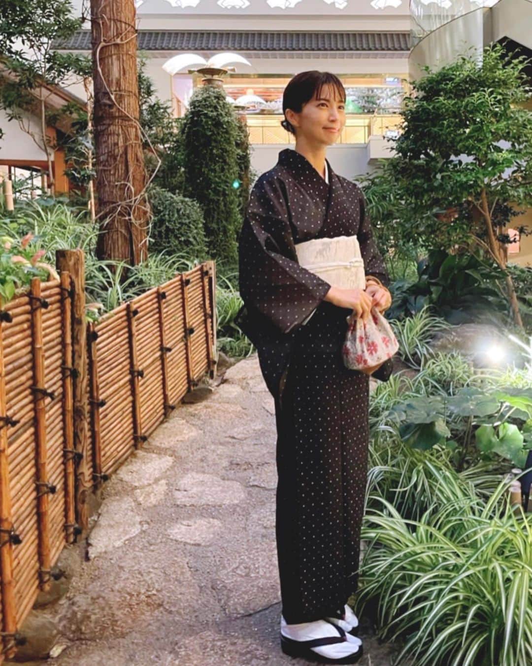 安田美沙子さんのインスタグラム写真 - (安田美沙子Instagram)「お着物を新しく仕立てて頂きました。細かいルールが分からないので 教わりながら。。。  9月いっぱいはこちらを着れそうとのことであと数回は着たい✨  時代劇の舞台の経験でお着物は 着れますが。。帯が出来ない😭  まいまいに教わりながら、お出かけ✨  街を着物を着て歩けるのって なんだか背筋が伸びて、特別な 気持ちになる。。。  40歳、着物を1人で着れるようになるのを目標に、楽しみたいと思います🤍  #kimono #japanese #お出かけ　#sushi #40yearsold @maikodeluxe  @ginza_murata  #thanks」9月4日 13時30分 - yasuda_misako