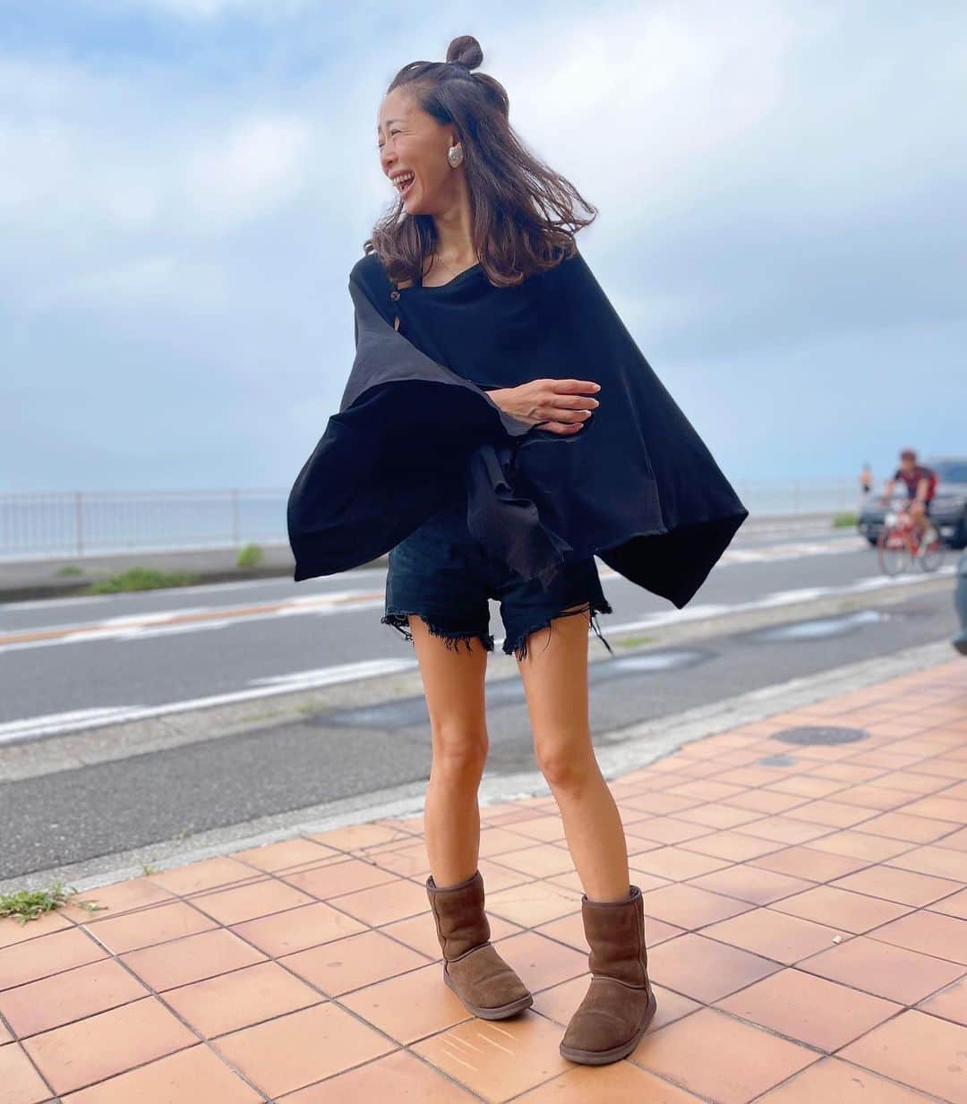 野沢和香さんのインスタグラム写真 - (野沢和香Instagram)「ひさ〜びさに海😍🤍🤍🤍🙌🙌🙌  髪クルクルだけど🦱もう最高💃  ポンチョも最高💃」9月4日 15時39分 - wakanozawa