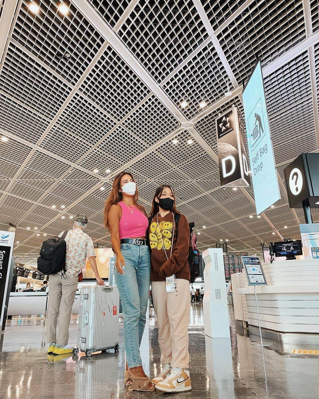 SÜMIREさんのインスタグラム写真 - (SÜMIREInstagram)「. 可愛い可愛い妹が留学へ🥹✈️🇨🇦 寂しさのあまり両親と号泣🥲 とにかく楽しんで無事に帰ってきてね🥺 Love you🫶🏽 . #family #love」9月4日 16時43分 - 12_sumiregram_26