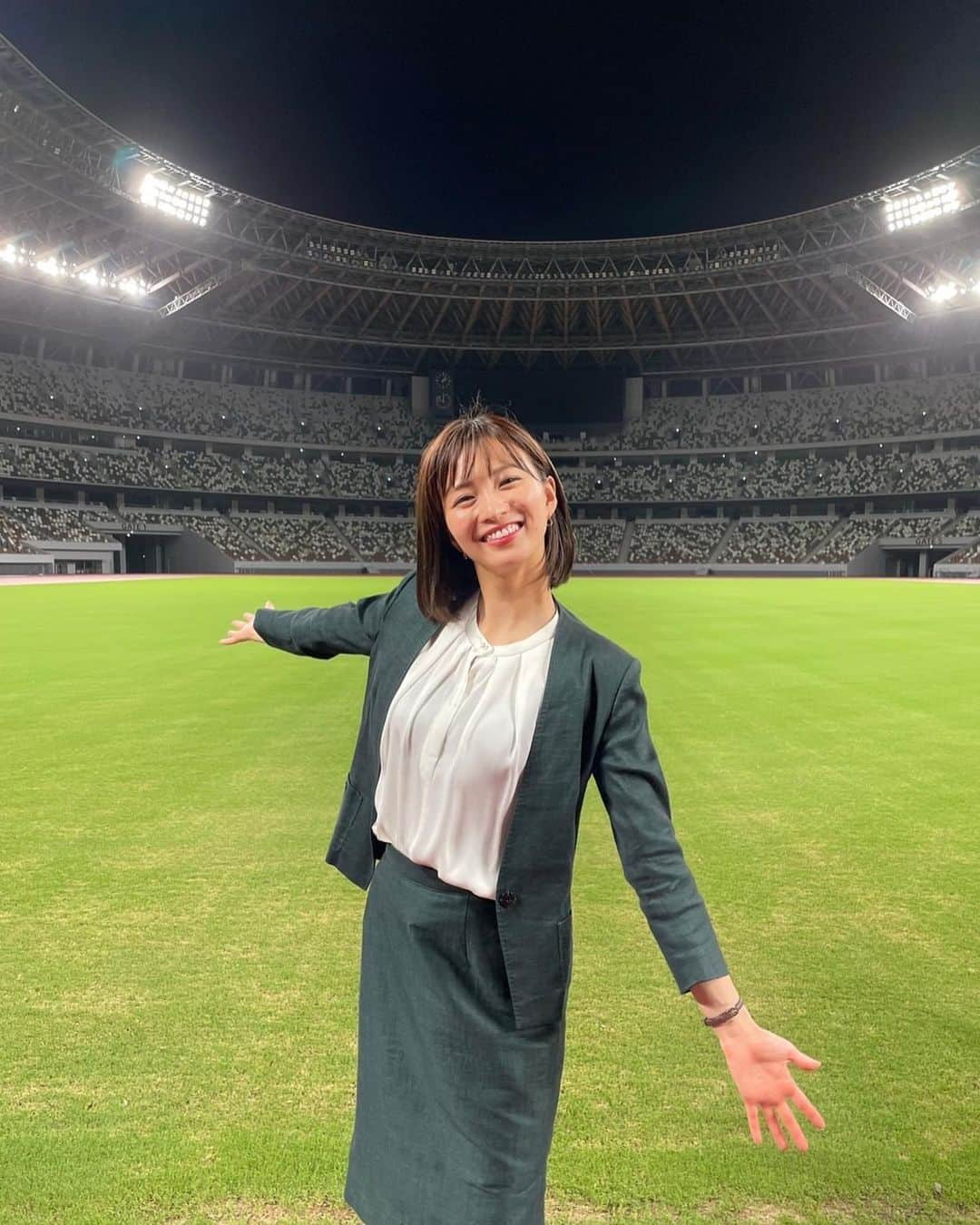 岡崎紗絵さんのインスタグラム写真 - (岡崎紗絵Instagram)「オールドルーキー最終回⚽️  いよいよ最終回！！ 9話でクビになってしまった 新町さんは、ビクトリーは、 どうなってしまうのでしょうか。  私も気になる！これからの ビクトリー！  新町さんが入ったことによって 段々とチームになっていった ビクトリーが大好きでした。  新町さんの人柄に救われること、 教えられることが沢山ありました。  全てが詰まった最終回。 是非ご覧ください！！！  写真はなんと国立競技場！ 貴重な体験ーーー！感激🥹！  #オールドルーキー #最終回 #絶対見てね #最後は座長と #綾野剛　さん」9月4日 17時19分 - sae_okazaki