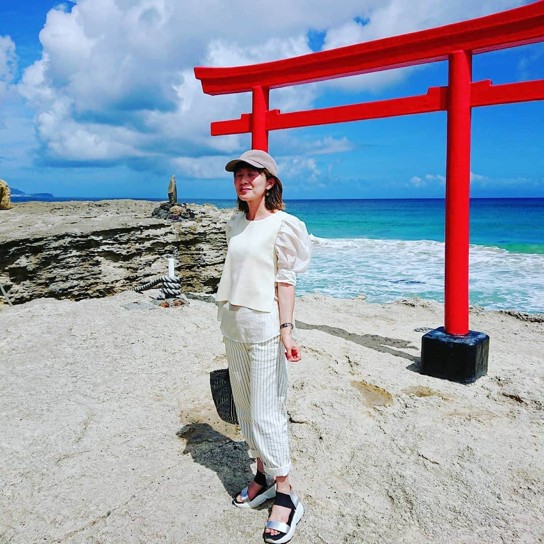 富永美樹さんのインスタグラム写真 - (富永美樹Instagram)「#吉方位旅行 #伊豆 #竜宮窟 #美しい日本の風景 #青い海  #白浜神社 #お参り #初訪問 #白浜 #海きれいすぎ #まぶしい  #完全に目を開くことを諦めた顔  下田で金目鯛も食べました😆 お天気にも恵まれて#感謝 です  #日帰り旅行  #旅コーデ #同系色コーデ にしてみました #アラフィフコーデ  私にとっての8月の#吉日 の#吉方位 が #縁の地 #伊豆半島 なことが嬉しかったです！ #旅 #旅行 #旅好き #静岡県 #伊豆旅行  明日は朝9時～#qvc 生放送です よかったらお付き合いお願いします」9月4日 17時29分 - miki.tominaga.official