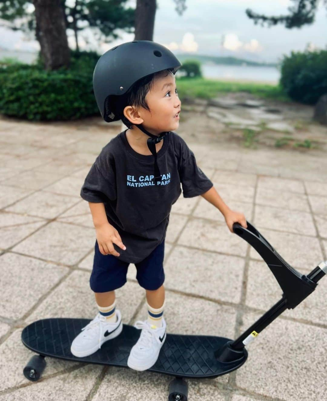 Ayaさんのインスタグラム写真 - (AyaInstagram)「涼しくなってきて外遊びも再開🙌 3歳になってスケボー🛹にも挑戦中のお兄ちゃん👦🏻  2歳から使えるオーストラリア発の スケボー @ookkie_japan にハマってます❤️‍🔥 届いた瞬間から興味深々で嬉しそうやった🤣  まだまだ手放しでは乗れないけど ハンドルがついてるから安心です！ バランス感覚も鍛えられそう💪  Ookkieは成長に合わせて3段階に変化できて 1台あれば2歳から小学校低学年（耐荷重20kg） まで長期間使うことができるみたい！  また次は動画でもアップできたら🤔💕  9月4日20時〜始まる 楽天スーパーセールで「2000円OFF」になるよ🛹 @eduteshop のプロフィールに 楽天市場のリンクがあるのでチェックしてみて下さい😊  #スケボー#外遊び#オーキー#3歳#男の子#キッズ#ookkie #楽天スーパーセール#スケボー初心者#スケボーキッズ」9月4日 18時16分 - aya__fit