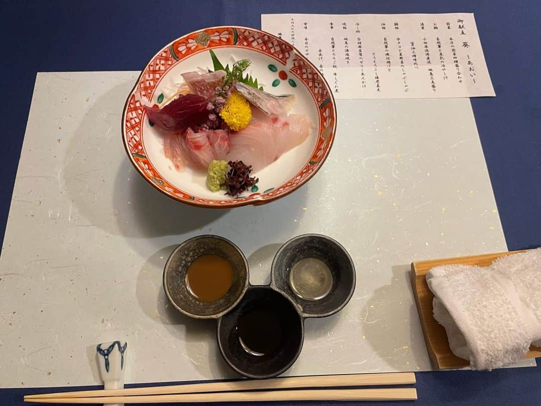 相良ましろさんのインスタグラム写真 - (相良ましろInstagram)「. 大磯プリンスホテルの日本料理のお店で コースを頂きました✨️ . 海の幸たっぷりで美味しかった🍣🍶 結構ボリューミーでした！ . . ま「コースでこの量で、明日水着着るのにお腹出ちゃうね！」 ち「大丈夫、ウチもすんげえお腹出てるから。」 . なんて会話を、ご飯を食べながらチロルと2人でしていた。 次の日彼女は、お腹が隠れる体型カバー水着を何食わぬ顔をして着ていた。  さすがです🤣🤣 チロルとたっぷり贅沢した🫶✨️w  . . #大磯ロングビーチ #大磯プリンスホテル  #コース料理 #ホテルステイ #ホテル #グラビアアイドル #モデル #ショートヘア #ショートカット #ボブ #ビジョビ #女子力向上委員会 #女子力向上計画 #shorthair #cosplay #cosplayer #gravure #shortcut #shorthair #instagood  #instafashion #selfie #kawaiigirl #japanesegirl #model」9月4日 18時59分 - mashiro_sagara