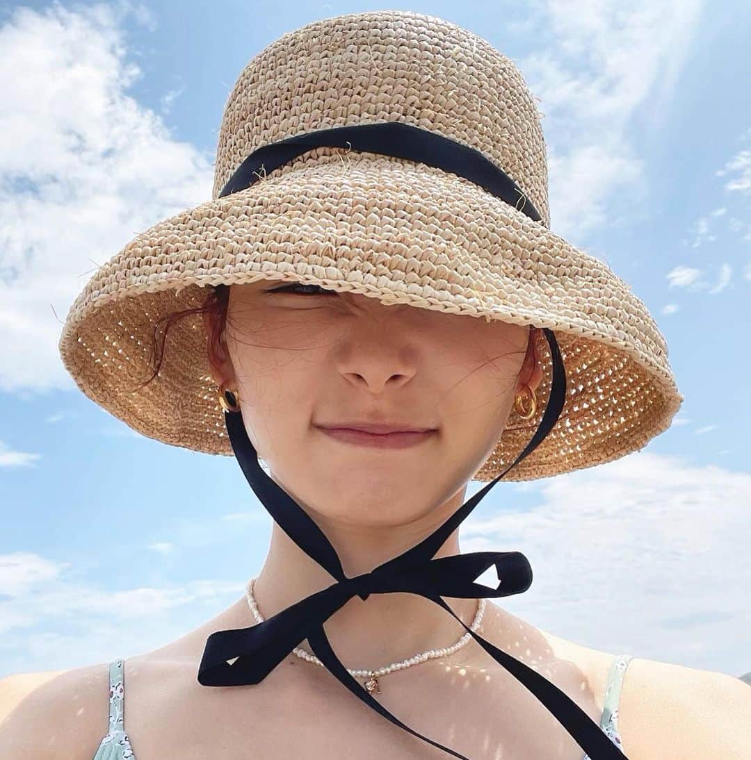 朝日奈央さんのインスタグラム写真 - (朝日奈央Instagram)「2022夏の思い出...📷 今年は家族と久しぶりにお出掛けできたの🍹 近場の海に行ってきたのだけど気持ちはHawaiiです🏄🏼 アロハシャツを着てきた妹が愛しかったよ ! これ合うんじゃない？って妹がお帽子をかぶせてくれました。 最後の写真、家族みんなでアロハポーズin 横浜🤙🏽🌺」9月4日 19時50分 - pop_step_asahi