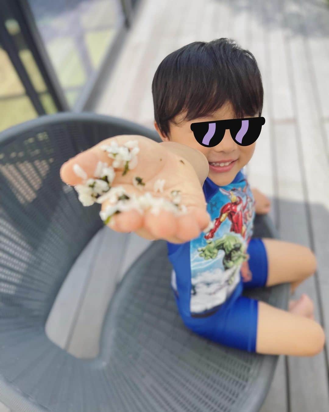 本田朋子さんのインスタグラム写真 - (本田朋子Instagram)「この夏はプール出さなかったなぁと思っていたら。 まさかの9月に入ってから、おうちプール。 『おにぎり、さいこう！』と、ご満悦。 そして、iTunesで選曲しながらノッてました笑 彼の夏はまだまだ終わらない。  #群馬 #太田 #まだまだ暑い #おうちプール #intex #3歳 #男の子ママ」9月4日 20時02分 - tomoko_honda_official_phonics
