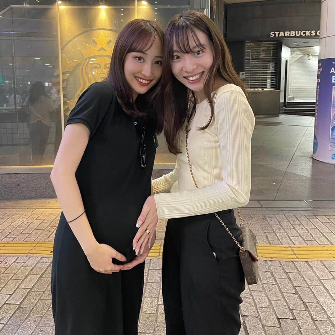 神田咲凛さんのインスタグラム写真 - (神田咲凛Instagram)「. みんなとのスリーショット👶🤍  . . . . . . . . . . . . . . . . . . #マタニティコーデ#マタニティ#マタニティーライフ #マタニティライフ #妊婦コーデ #妊婦 #妊娠34週 #妊娠後期　#プレママ#プレママライフ#プレママさんと繋がりたい #妊娠記録 #妊娠9ヶ月#初マタ#初マタニティ #初マタライフ #初マタ記録」9月4日 20時11分 - t12345vxq