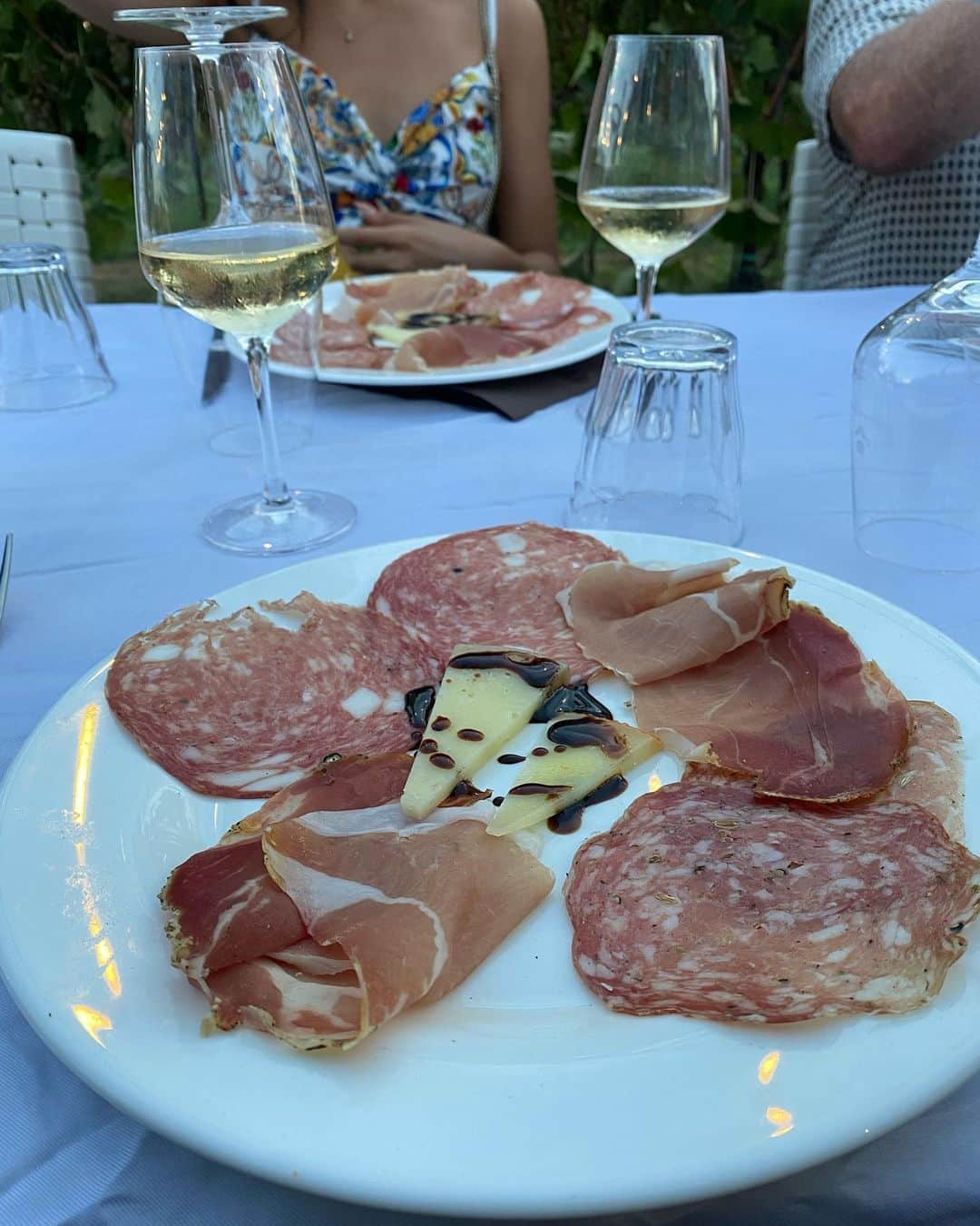 山賀琴子さんのインスタグラム写真 - (山賀琴子Instagram)「📍 Poggio ai Laghi Via Sant'Antonio  ワイナリーでディナー🍽  同じテーブルに座ったご夫婦がとっても気さくでたくさん話してくださってより一層楽しかった！  本当に素敵なご夫婦で、何歳になっても夫婦二人で旅行に行ったりご飯を笑いながら食べたり、理想的な関係だなぁと私は思いました…✨  ワイン6杯🍷と美味しいお食事でほろ酔い、幸せな気持ちになれた夜でしたとさ。  #Toscana#winery#vineyard」9月4日 20時24分 - kotokoyamaga