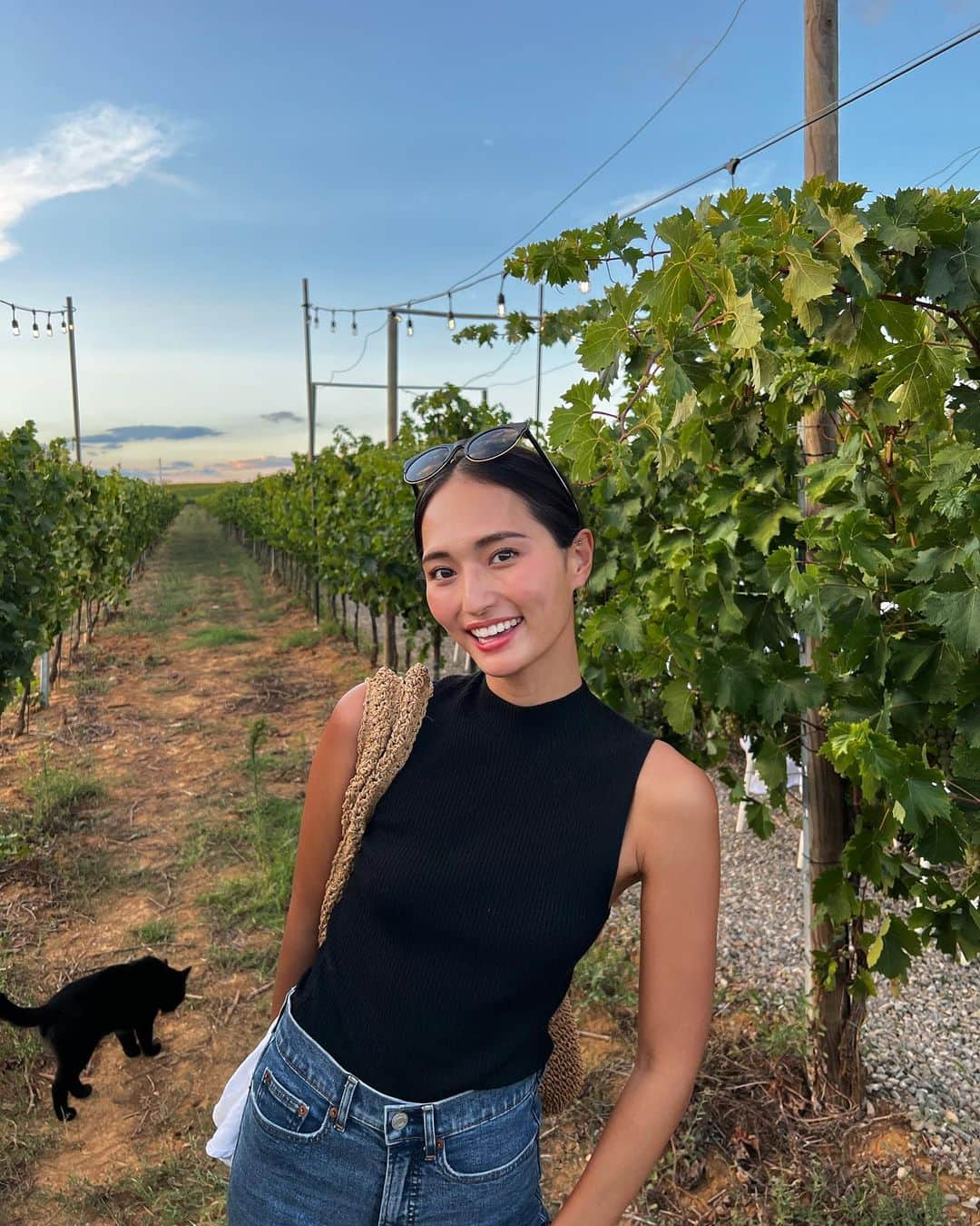 山賀琴子さんのインスタグラム写真 - (山賀琴子Instagram)「📍 Poggio ai Laghi Via Sant'Antonio  ワイナリーでディナー🍽  同じテーブルに座ったご夫婦がとっても気さくでたくさん話してくださってより一層楽しかった！  本当に素敵なご夫婦で、何歳になっても夫婦二人で旅行に行ったりご飯を笑いながら食べたり、理想的な関係だなぁと私は思いました…✨  ワイン6杯🍷と美味しいお食事でほろ酔い、幸せな気持ちになれた夜でしたとさ。  #Toscana#winery#vineyard」9月4日 20時24分 - kotokoyamaga