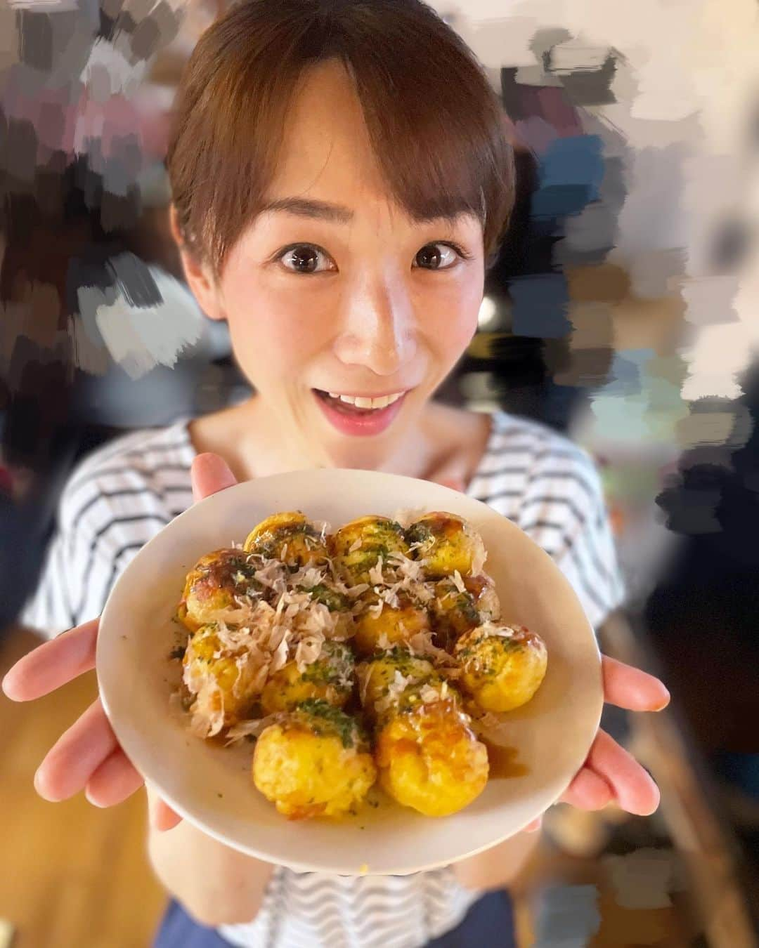 堂真理子さんのインスタグラム写真 - (堂真理子Instagram)「すっごく久しぶりに自宅でたこ焼きパーティー🐙 最初はひっくり返すタイミングが難しかったけど、徐々に家族で役割分担が出来てきて上手くなってきました✨ 熱々のたこ焼き、美味しかったです☺️💕ごちそうさまでした♫  今週も頑張りましょう❣️   #おうちごはん #たこ焼き #たこ  #ごちそうさまでした    #堂真理子 #テレビ朝日 #アナウンサー」9月4日 20時50分 - mariko_do