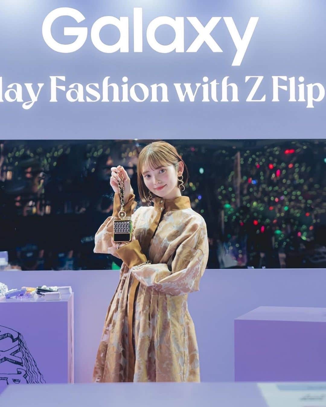 橋下美好さんのインスタグラム写真 - (橋下美好Instagram)「【お知らせ📱】   Galaxy のアンバサダーに就任しました！   昨日の東京ガールズコレクションの Galaxyブースにもお邪魔させていただき、 ひと足お先にZ Flip4を体験しました✨   アンバサダーになれたので、 これからGalaxy生活を堪能しようと思い さっそく今発売中のZ Flip3を使ってみました〜🫰   #GalaxyZFlip4 の発売が待ち遠しい〜😭   とっても映像が綺麗で、 憧れの #折りたたみスマホ でカッコイイ！   コンパクトで、小さいカバンにすっぽり入るし 自撮りもしやすくてめっちゃいいよ🤳   スマホアクササリーも充実していているみたいで スマホもファッションに合わせる時代だなぁとワクワク✨ #Flipコーデ   9/17〜19の3日間でSHIBUYA109でも フォトブース  タッチ&トライ が体験できるのでみんなも体験してみてね🫰 #Ambassador #TeamGalaxy」9月4日 21時29分 - miyoshikun