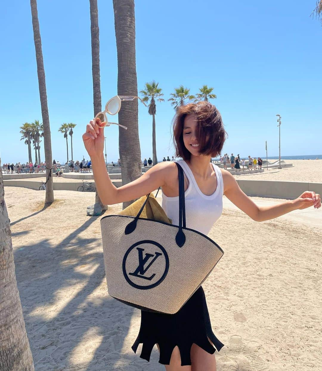 佐藤晴美さんのインスタグラム写真 - (佐藤晴美Instagram)「夏休みの思い出🌴  LAでお姉ちゃんと散歩😆  bag @louisvuitton  tops @uniqlo  skirt @newbottega  shoes @maisontherow」9月4日 21時51分 - sato_harumi__official