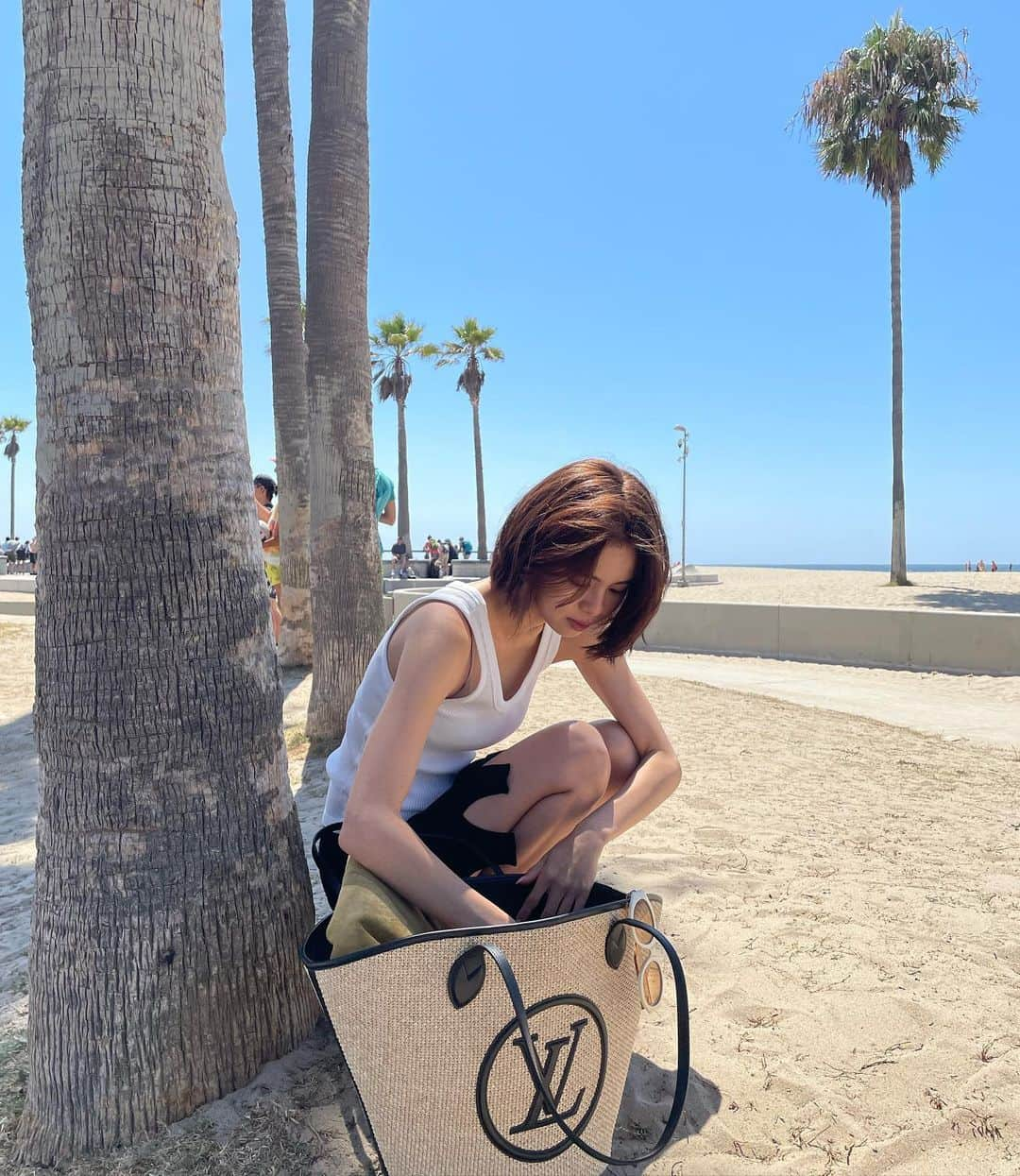 佐藤晴美さんのインスタグラム写真 - (佐藤晴美Instagram)「夏休みの思い出🌴  LAでお姉ちゃんと散歩😆  bag @louisvuitton  tops @uniqlo  skirt @newbottega  shoes @maisontherow」9月4日 21時51分 - sato_harumi__official