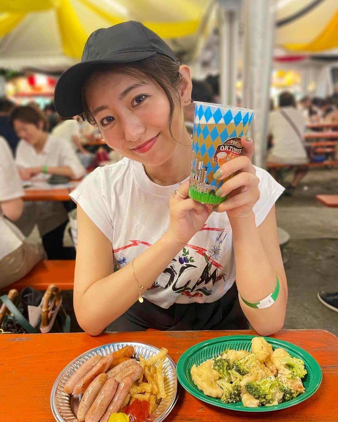 白戸ゆめのさんのインスタグラム写真 - (白戸ゆめのInstagram)「🍻 . #オクトーバーフェスト 本場ドイツのビールとフード🇩🇪 フルーツビールもおいしかった🍑 . イベントは芝公園で開催中です✨ 9/16からは豊洲でも行われます🎶 皆さんのレポも聞かせてくださいね〜☺️ . 【イベント概要】 (芝公園) 日程 9月2日(金)〜9月11日(日) 時間 初日・平日15:00〜21:30 　　最終金曜日・土日 11:00〜21:30 (ラストオーダー21:00) 場所 芝公園(御成門駅前) 〒105-0011 東京都港区芝公園３丁目２  (豊洲) 日程 9月16日(金)〜10月2日(日) 時間 初日15:00〜22:00 　　その他全日11:00〜22:00 (ラストオーダー21:30) 場所 アーバンドックららぽーと豊洲 〒135-0061 東京都江東区豊洲２丁目４−９」9月4日 23時17分 - yumeno.s_